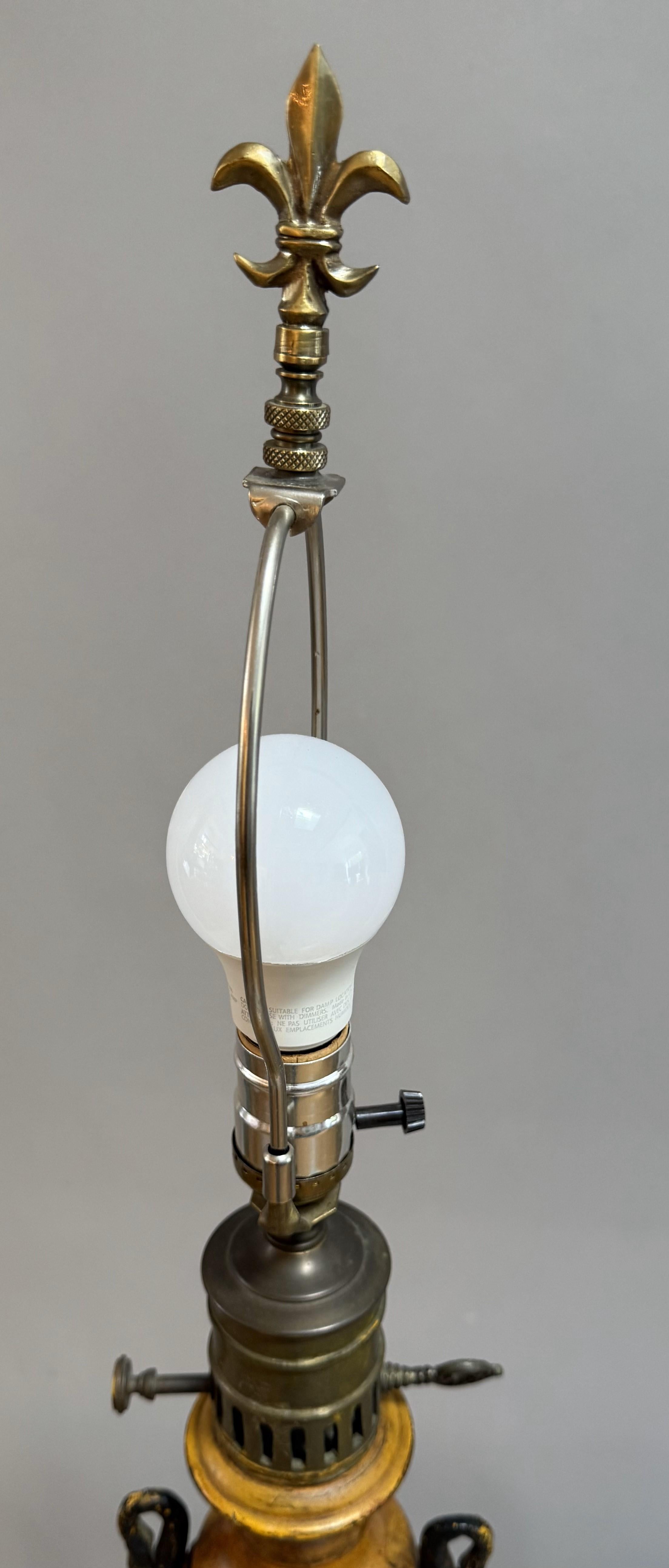 Neoclassico Coppia di lampade da tavolo neoclassiche della provincia francese con maniglie a cigno e piedi a zampa in vendita