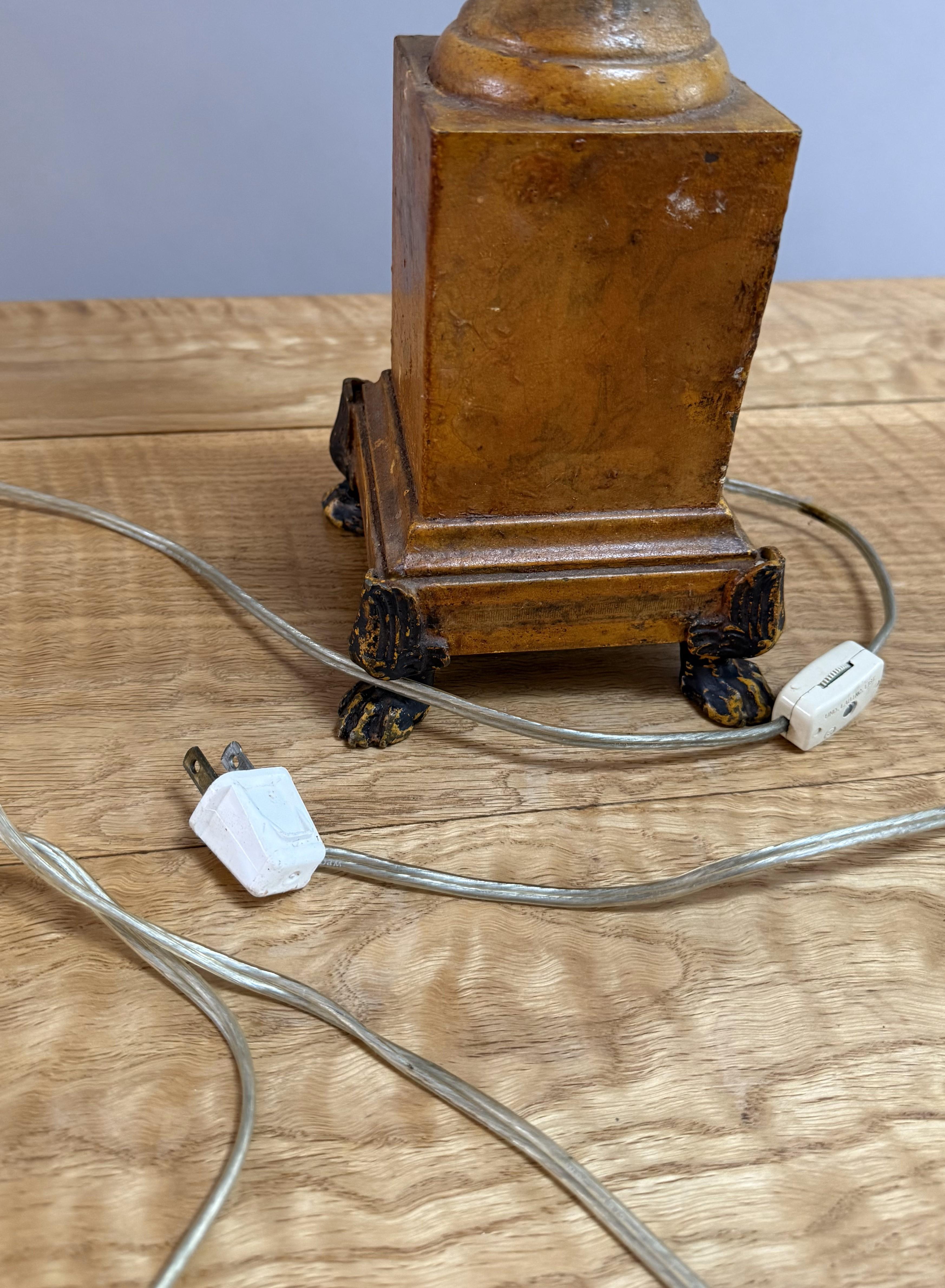 Francese Coppia di lampade da tavolo neoclassiche della provincia francese con maniglie a cigno e piedi a zampa in vendita