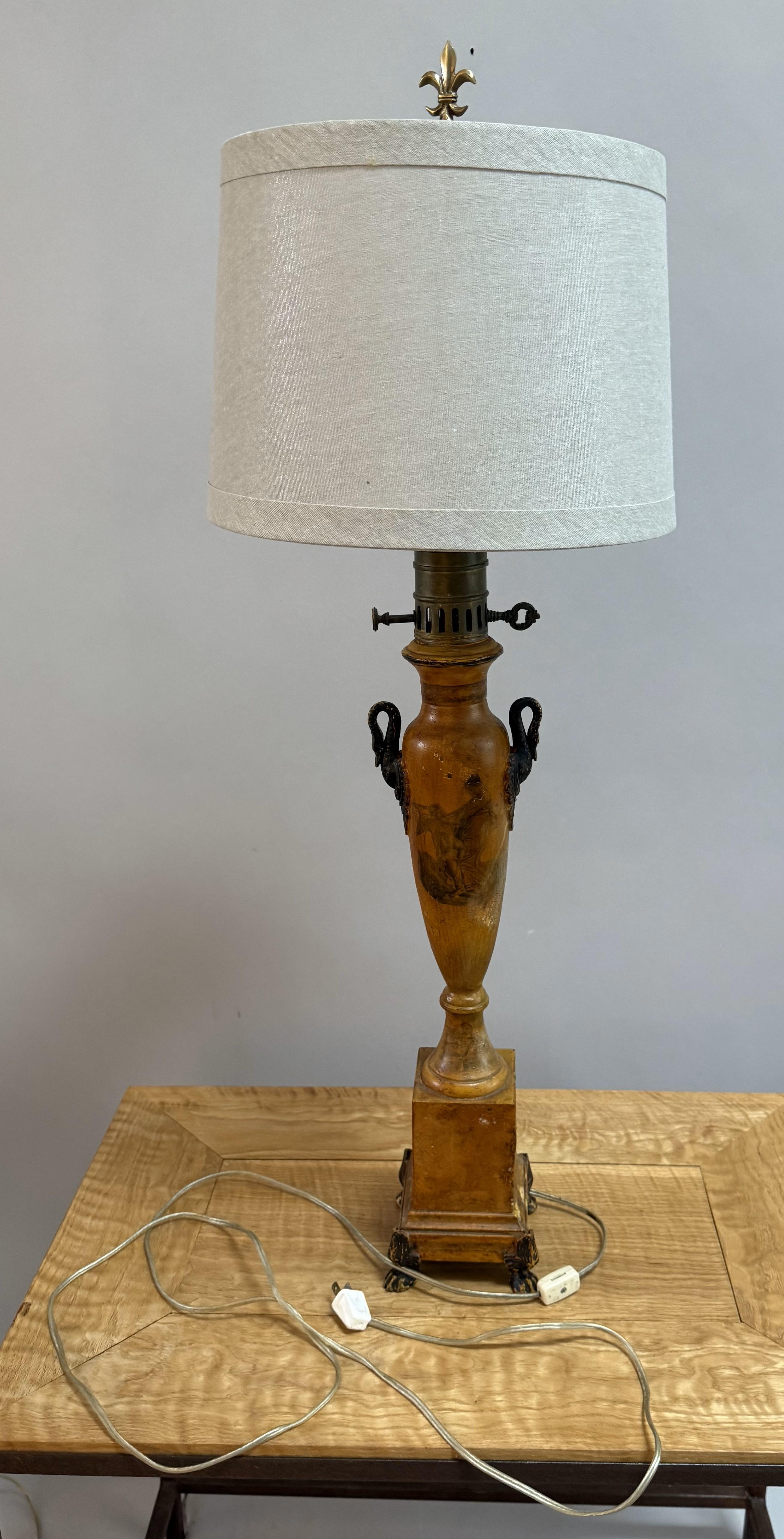 Calco Coppia di lampade da tavolo neoclassiche della provincia francese con maniglie a cigno e piedi a zampa in vendita