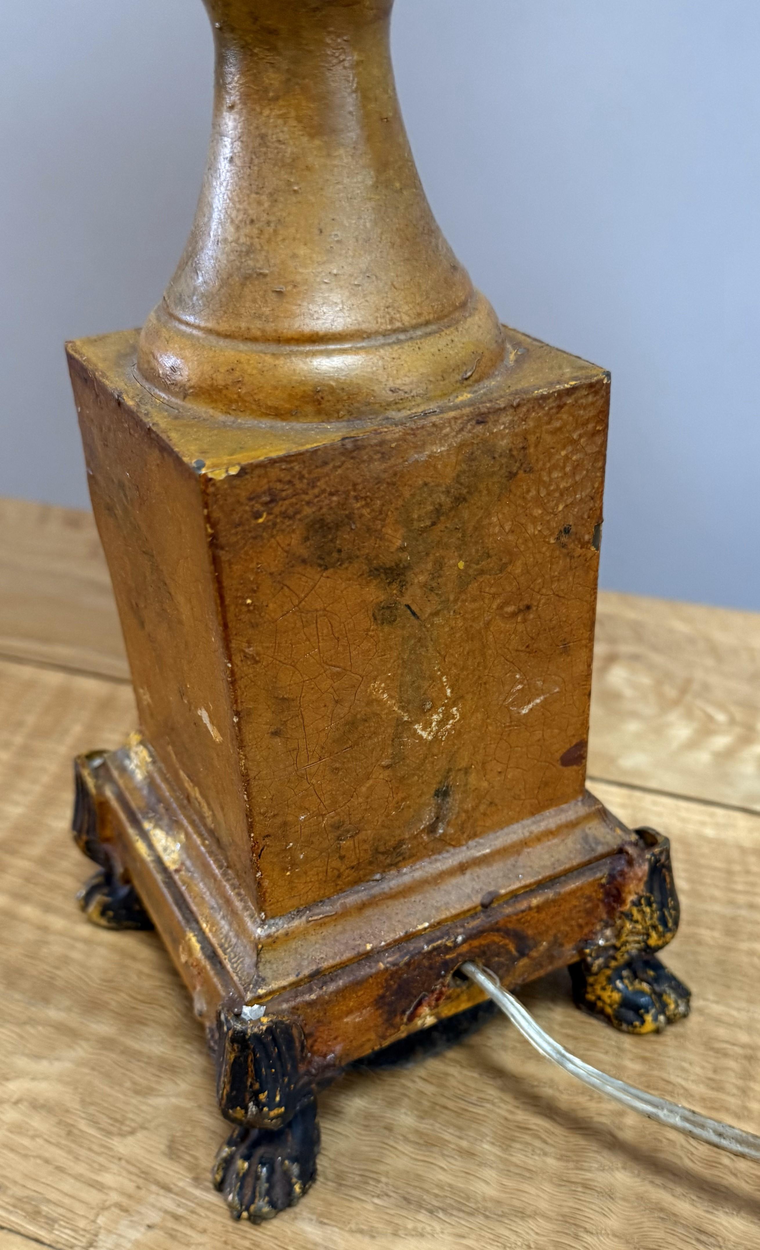 XIX secolo Coppia di lampade da tavolo neoclassiche della provincia francese con maniglie a cigno e piedi a zampa in vendita