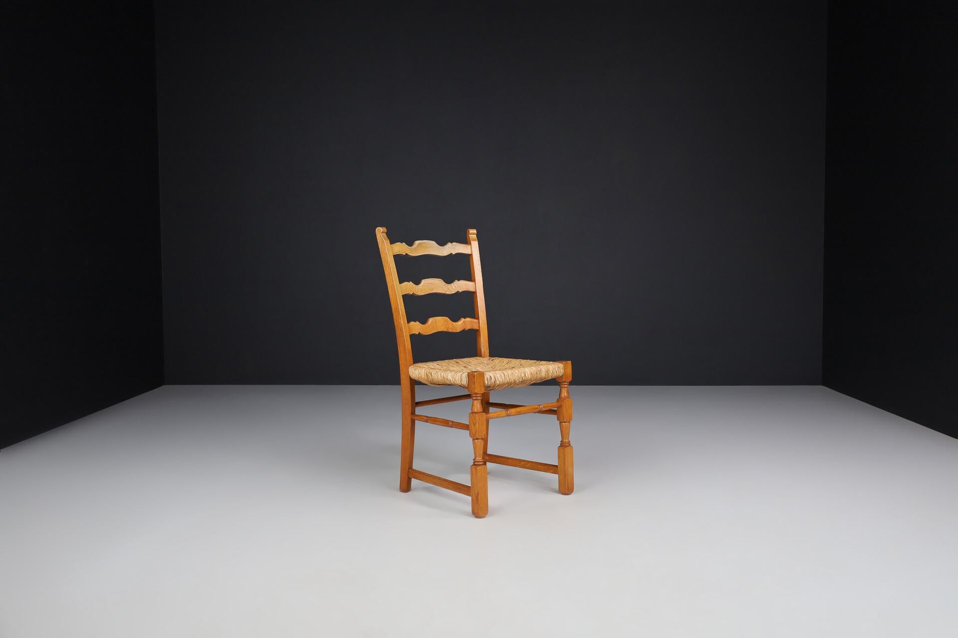 Paire de chaises provinciales en chêne et jonc, France, années 1960 en vente 3