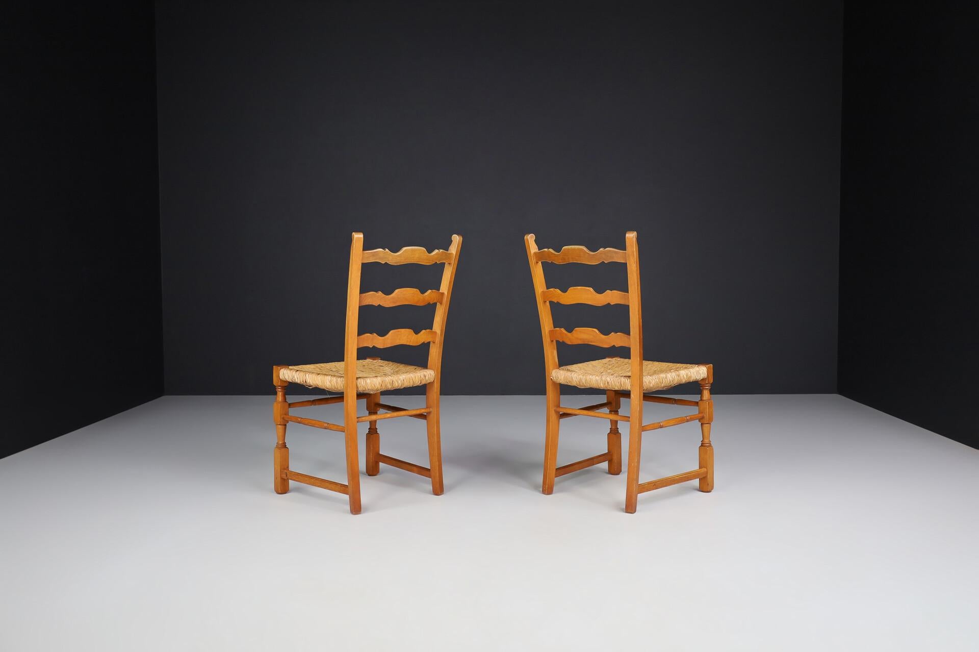 Provincial français Paire de chaises provinciales en chêne et jonc, France, années 1960 en vente