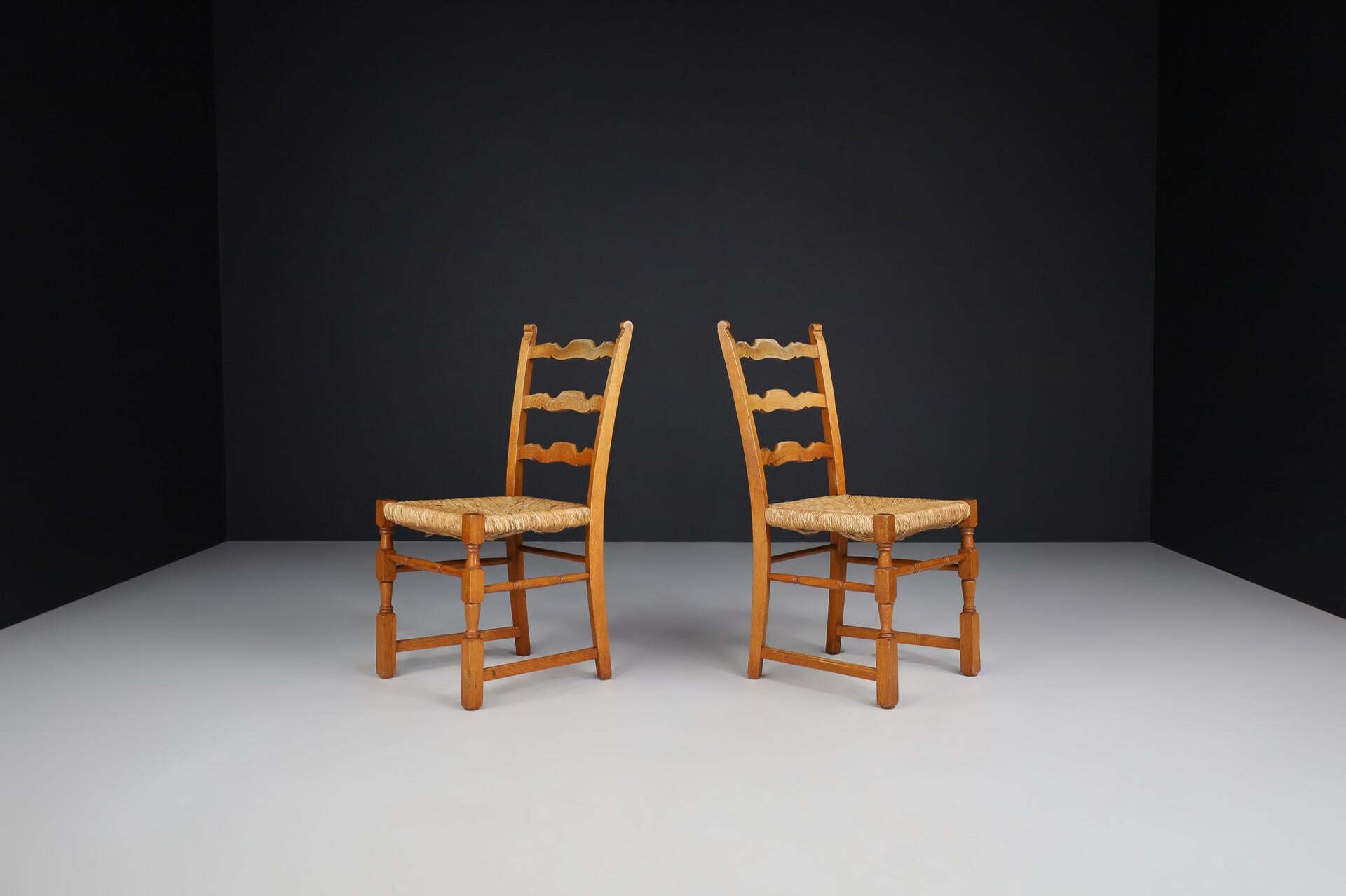 Français Paire de chaises provinciales en chêne et jonc, France, années 1960 en vente