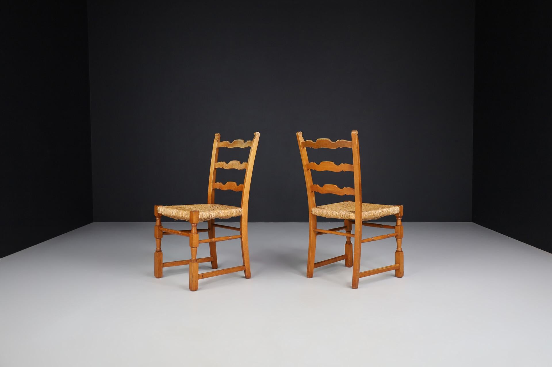 Paire de chaises provinciales en chêne et jonc, France, années 1960 Bon état - En vente à Almelo, NL