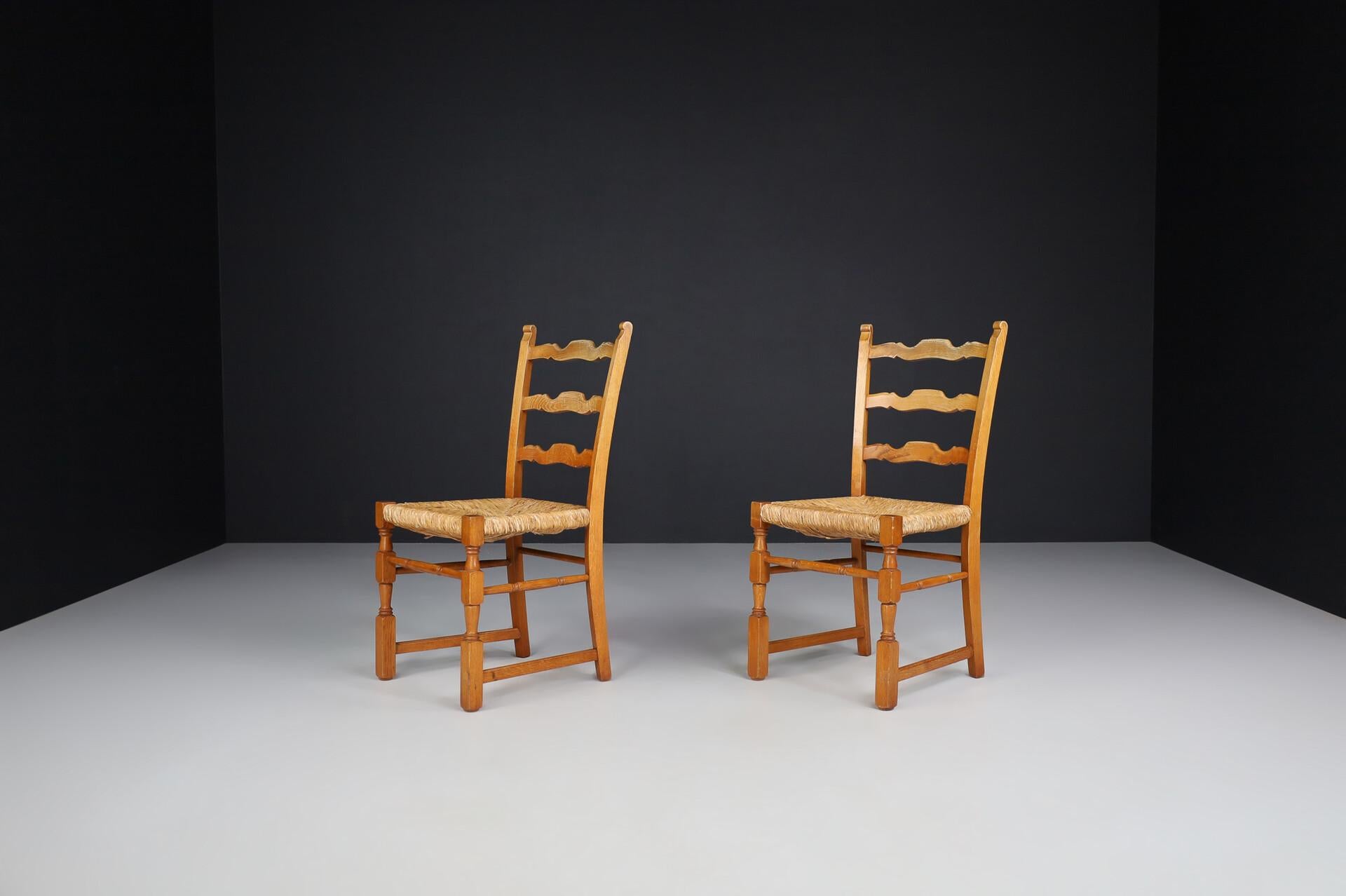 20ième siècle Paire de chaises provinciales en chêne et jonc, France, années 1960 en vente
