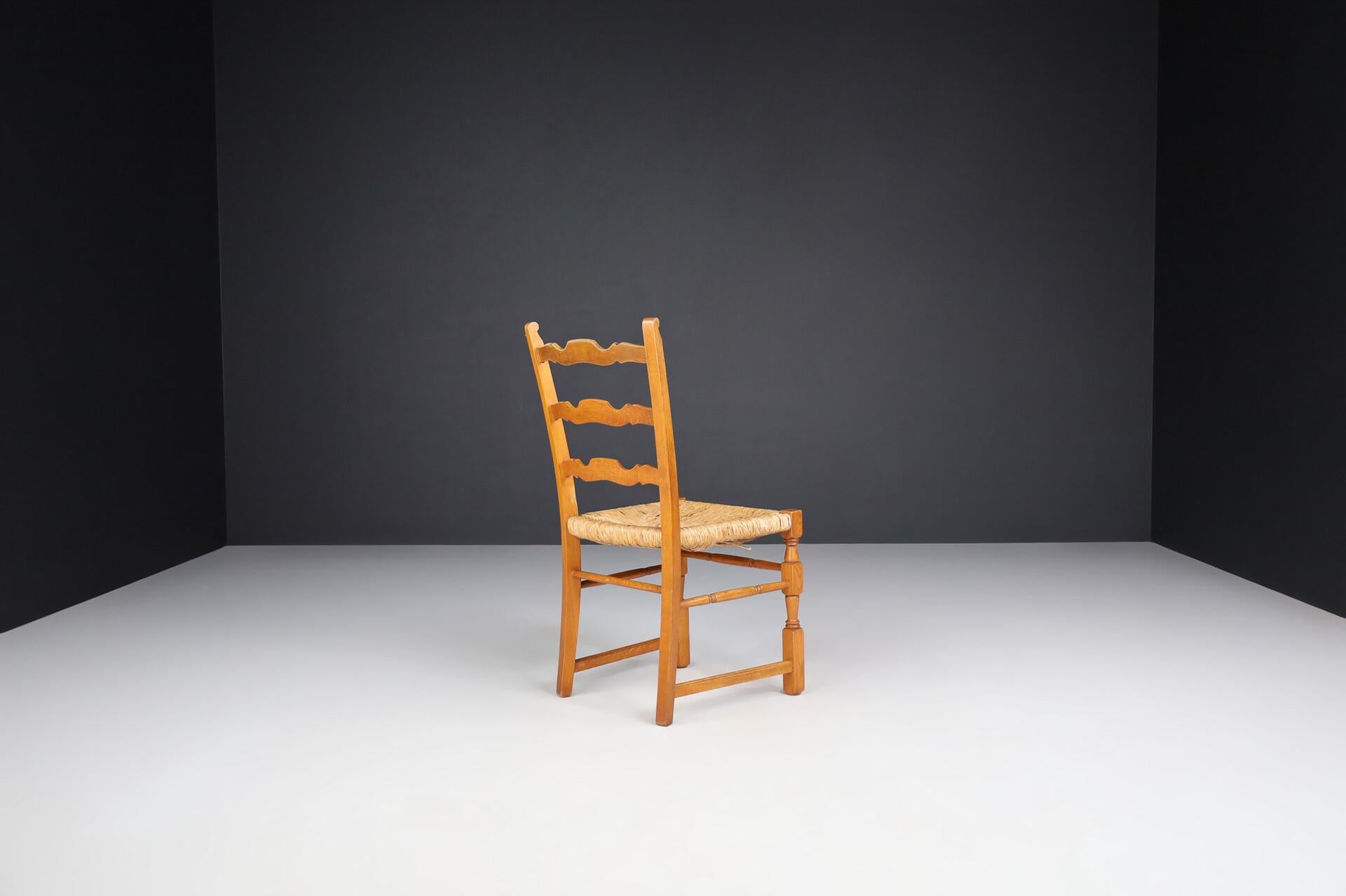 Jonc Paire de chaises provinciales en chêne et jonc, France, années 1960 en vente