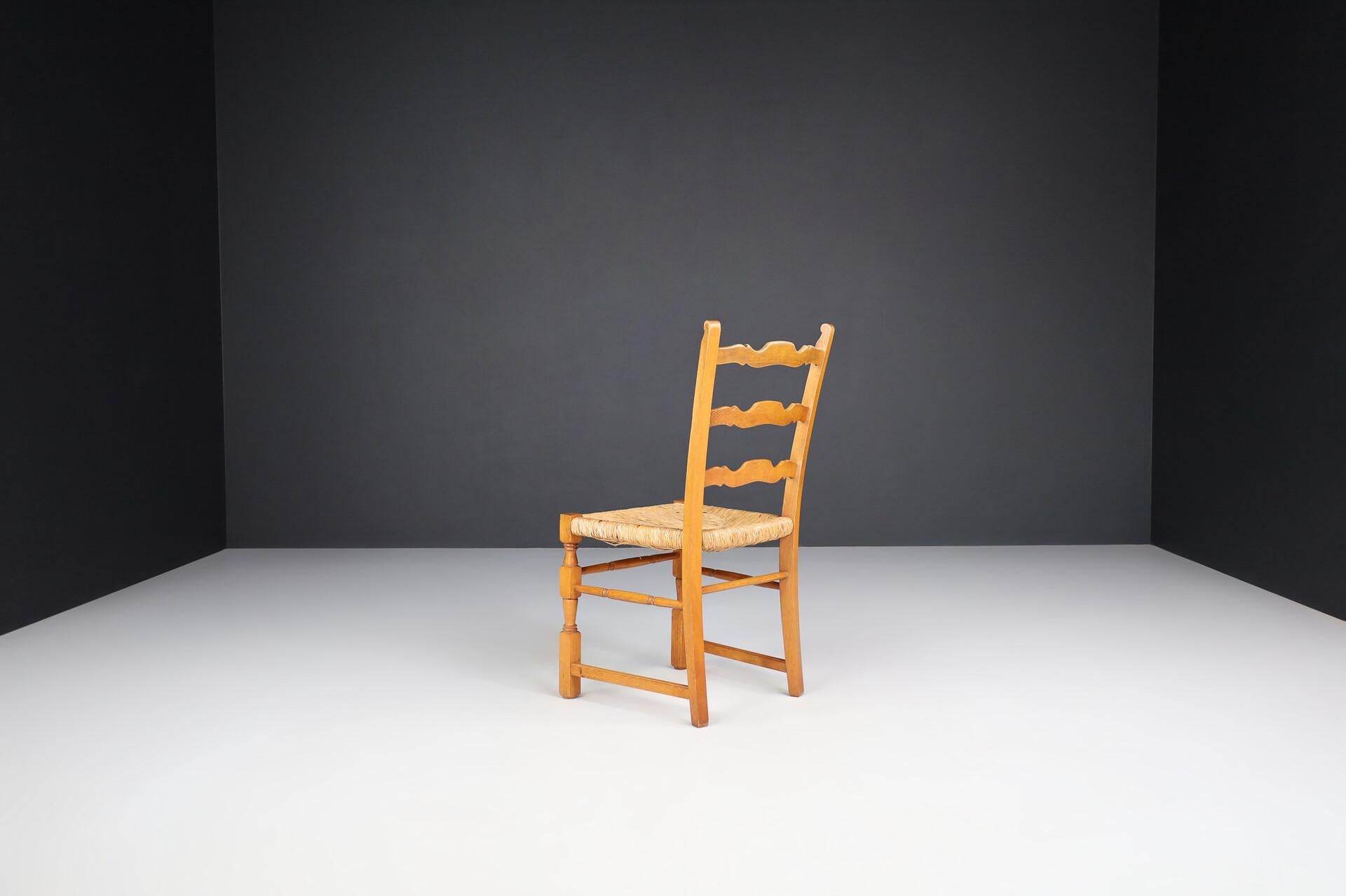 Paire de chaises provinciales en chêne et jonc, France, années 1960 en vente 1