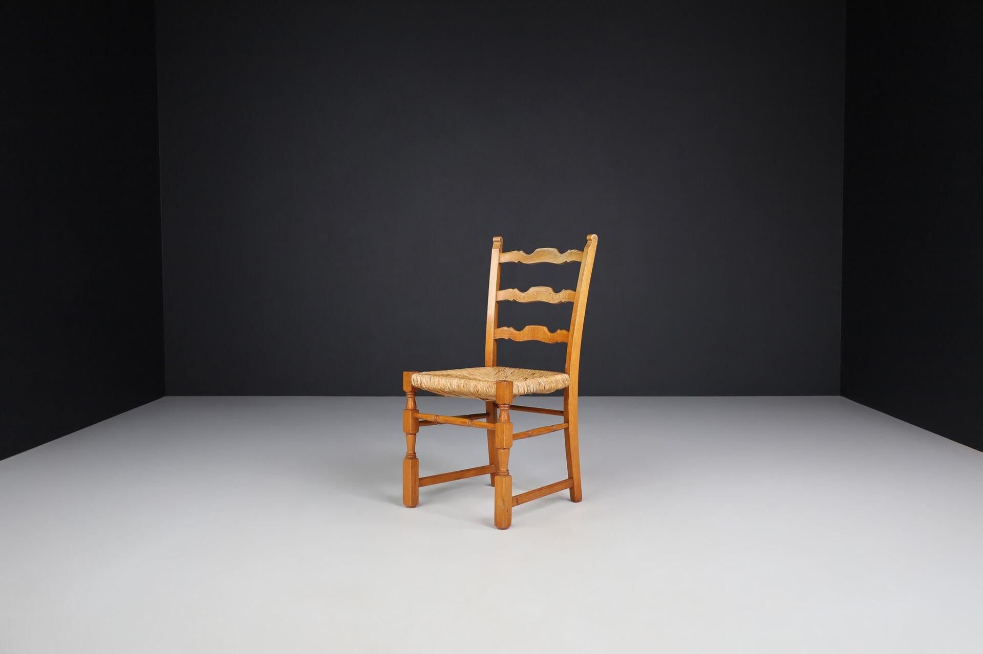 Paire de chaises provinciales en chêne et jonc, France, années 1960 en vente 2