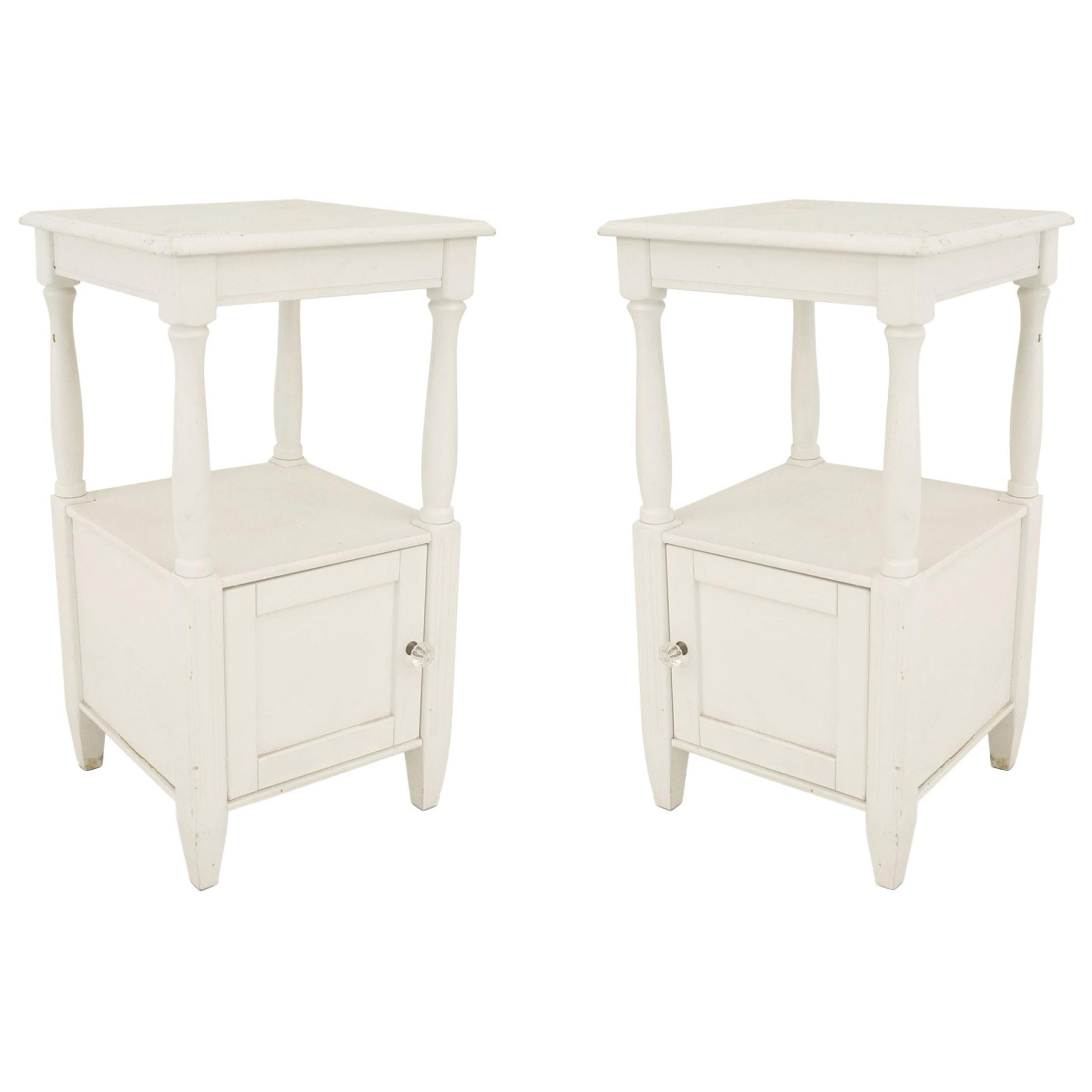 Paire de tables de chevet peintes de style provincial français en vente