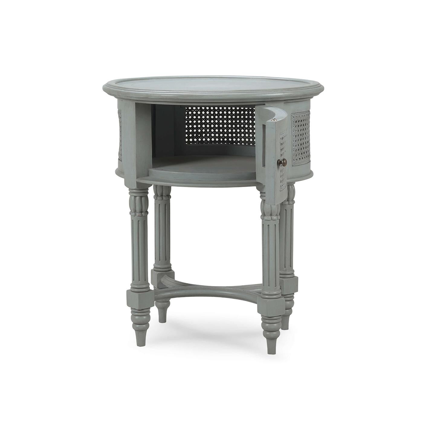 Cette pièce exquise associe un design provincial français intemporel du XVIIIe siècle à une fonctionnalité moderne. La finition peinte gris Charleston légèrement usée et les détails complexes en font une pièce maîtresse remarquable qui rehausse tous