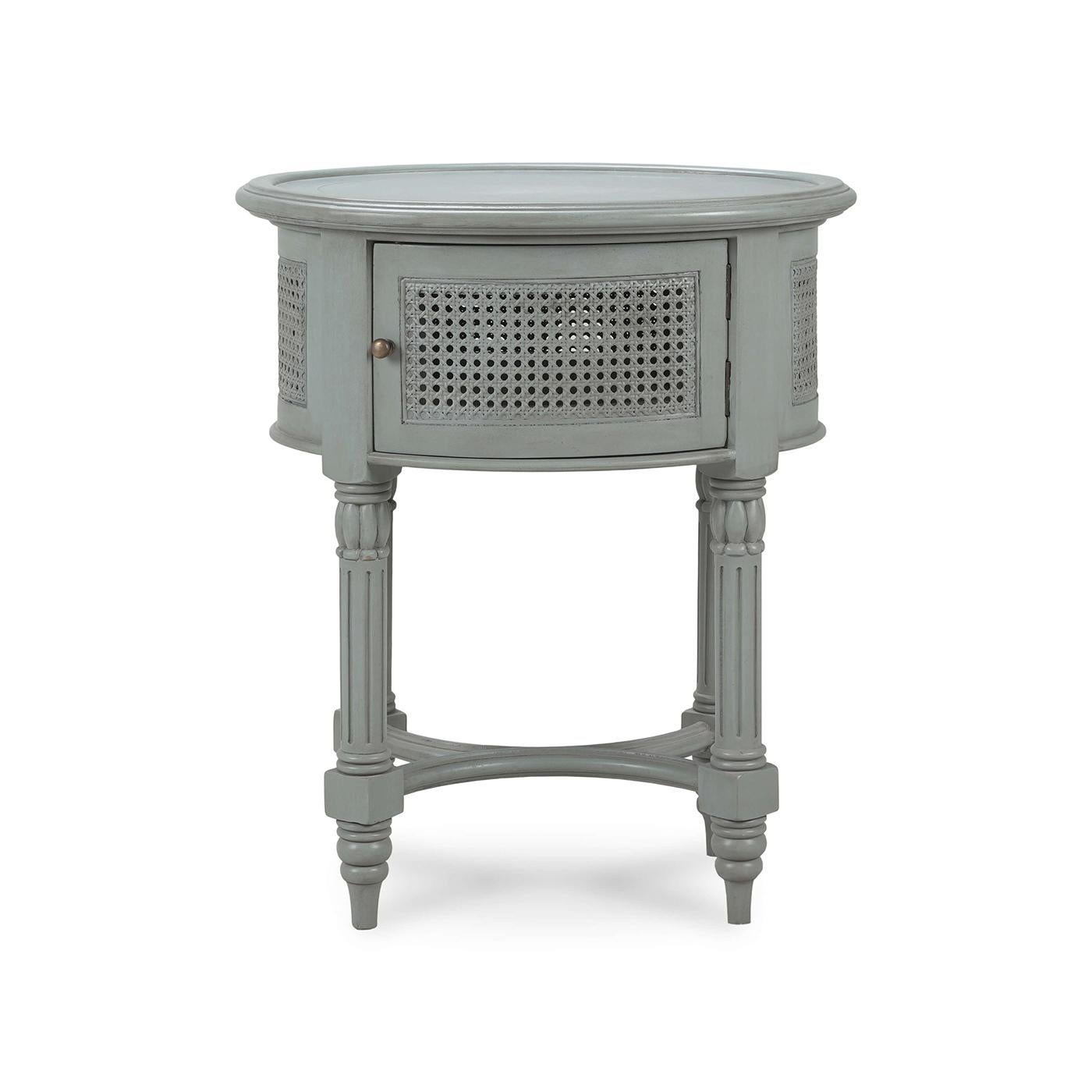 Provincial français Paire de tables d'extrémité ovales peintes de style provincial français en vente