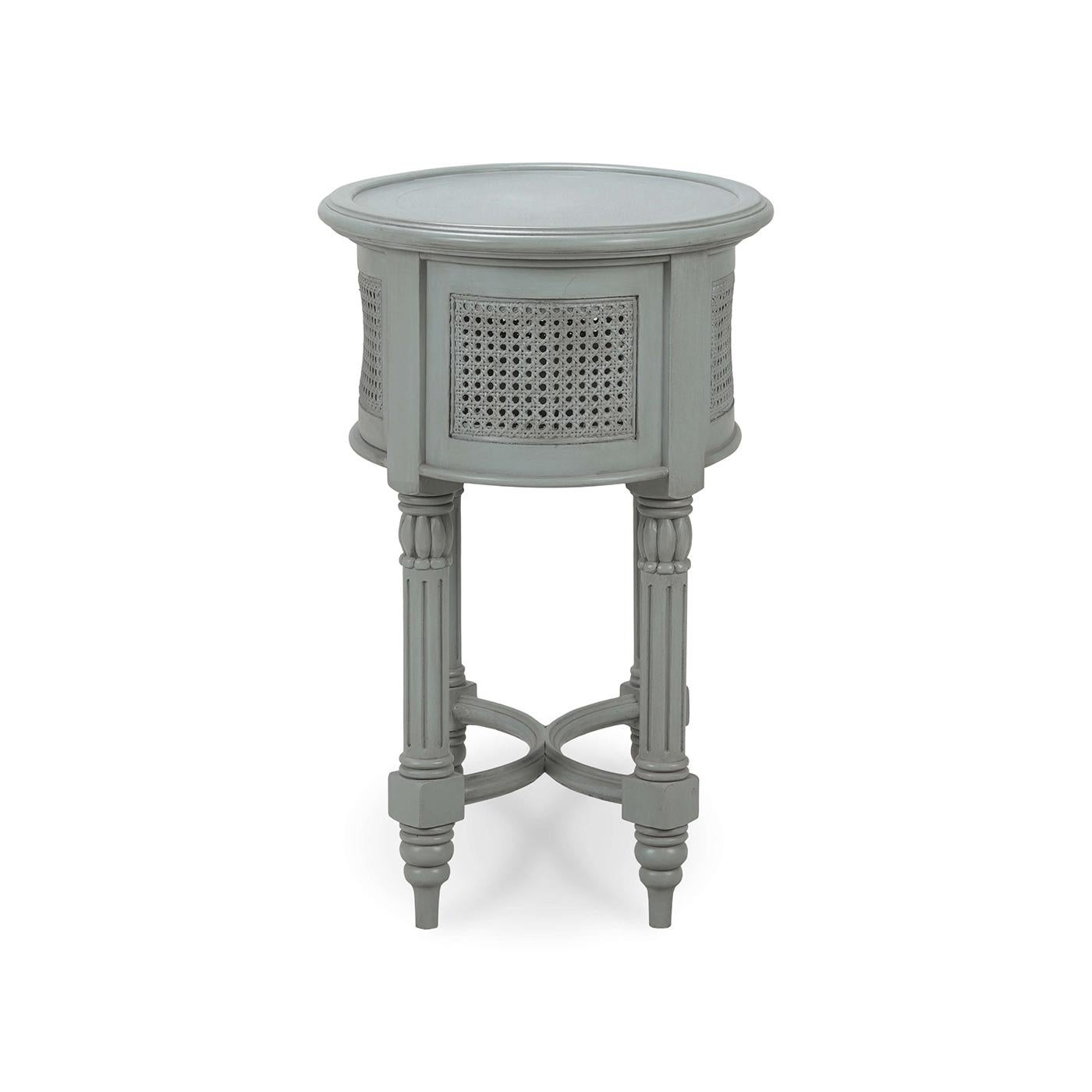 Indonésien Paire de tables d'extrémité ovales peintes de style provincial français en vente