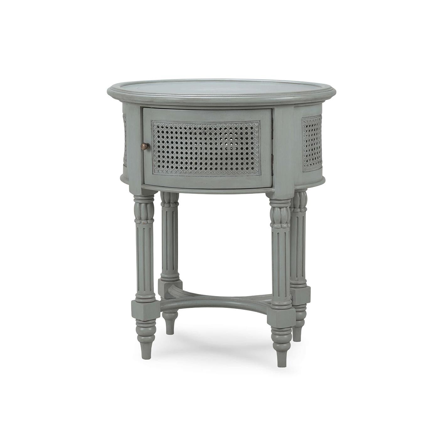 XXIe siècle et contemporain Paire de tables d'extrémité ovales peintes de style provincial français en vente