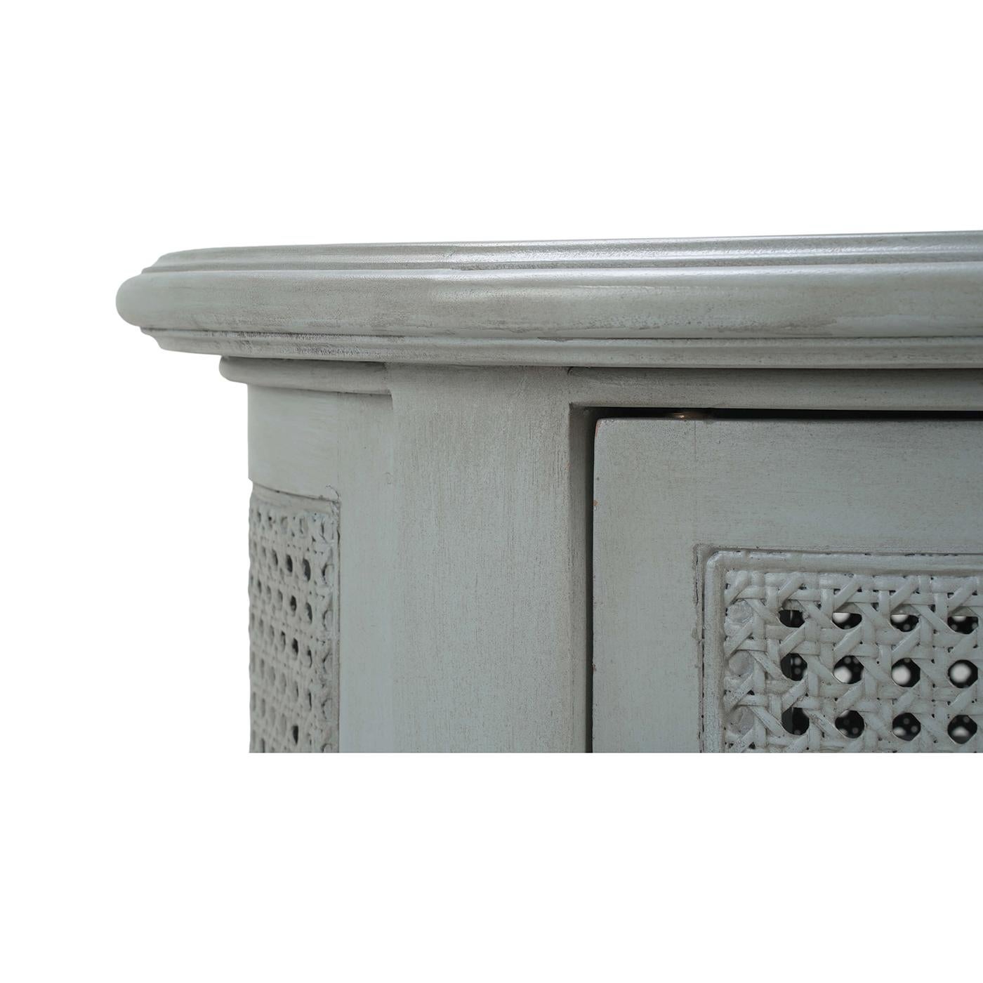 Paire de tables d'extrémité ovales peintes de style provincial français en vente 1