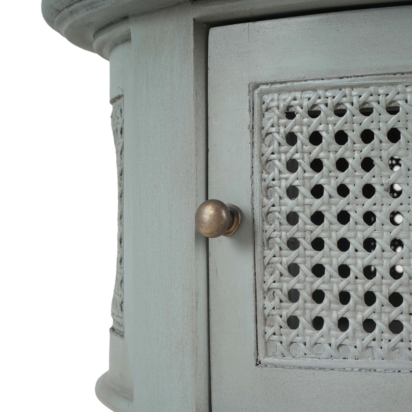 Paire de tables d'extrémité ovales peintes de style provincial français en vente 2