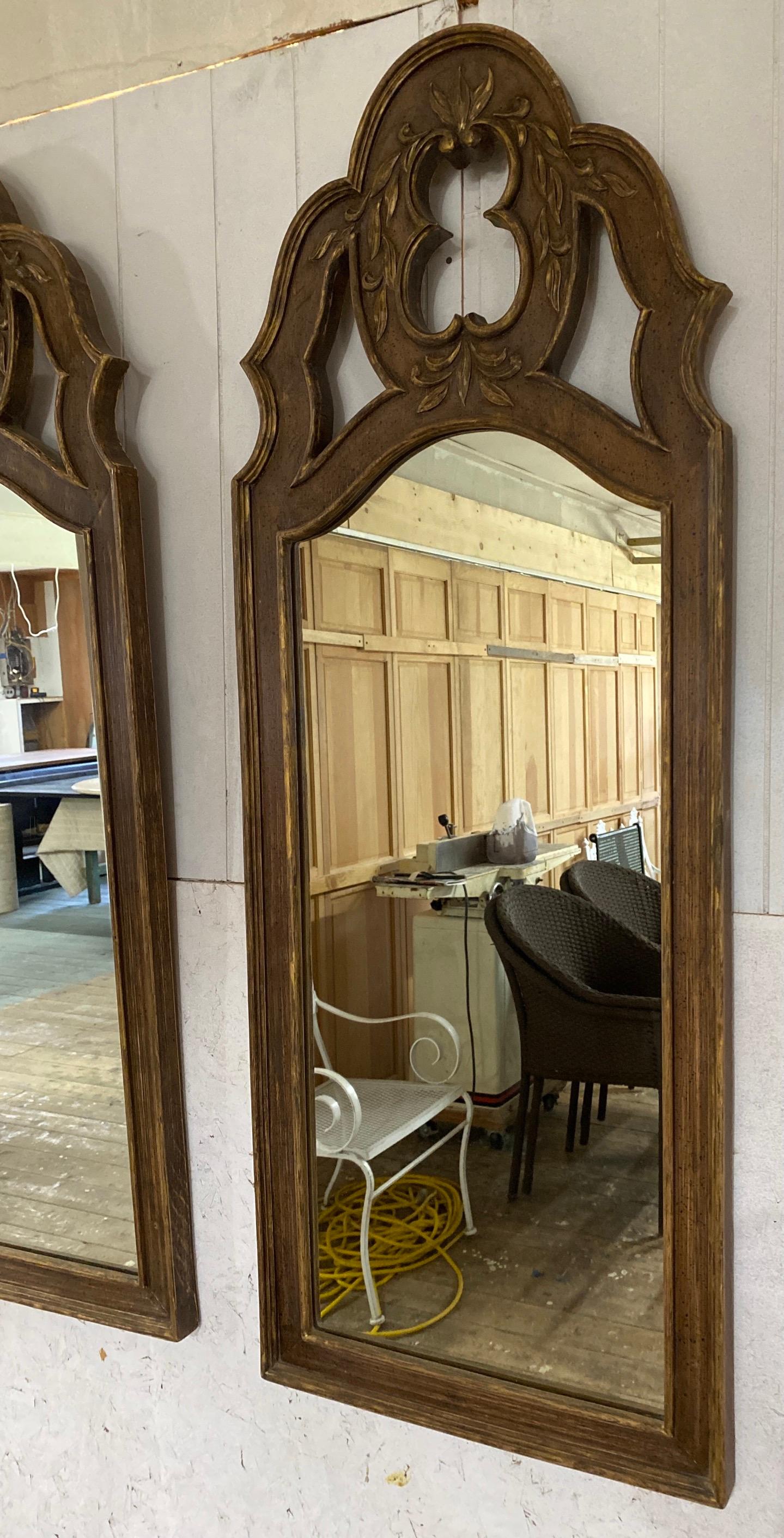 Bois Paire de miroirs de pilier sculptés de style provincial français en vente