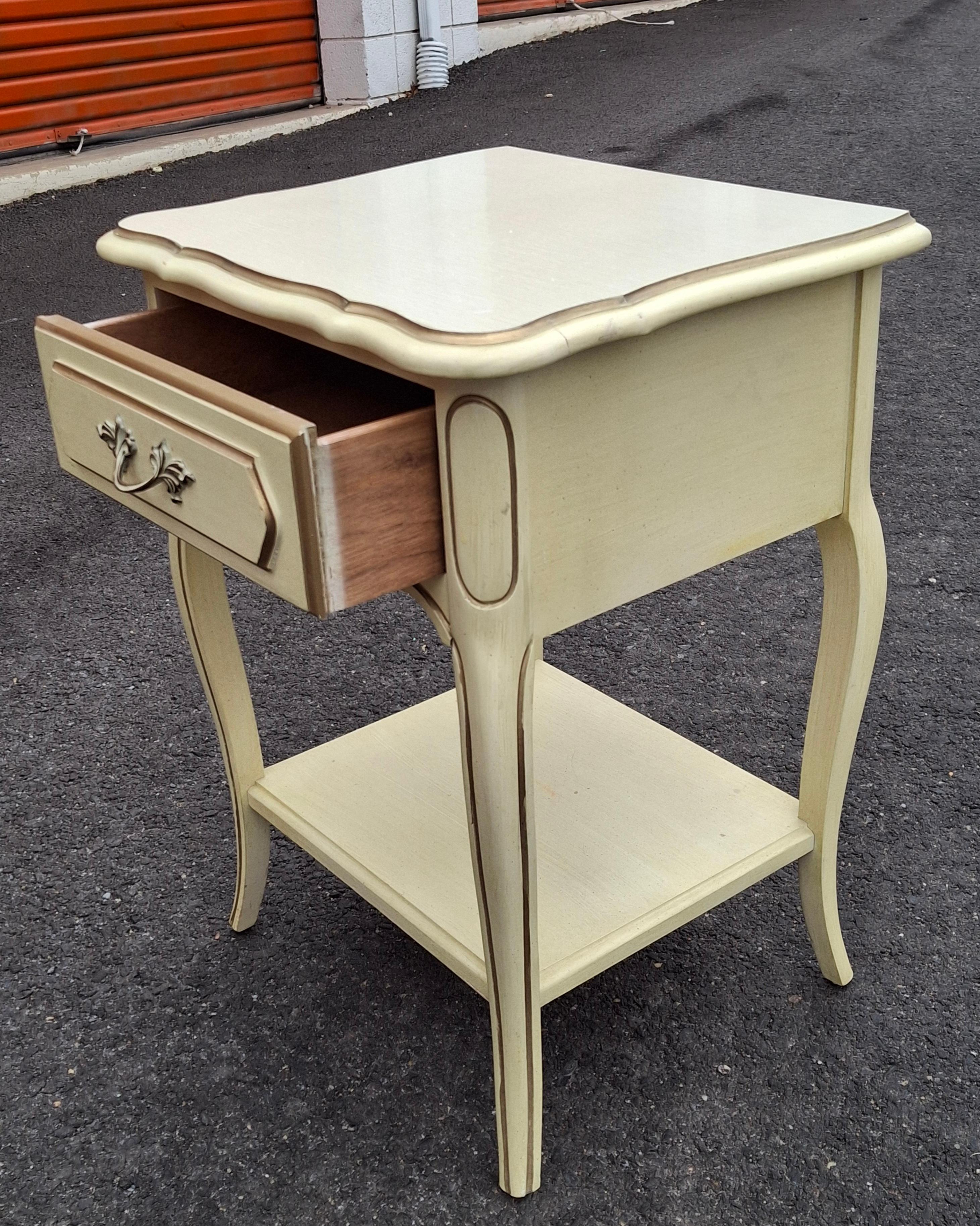 Pair of French Provincial Style Cream Painted and Partial Gilt Nightstands in vendita 3