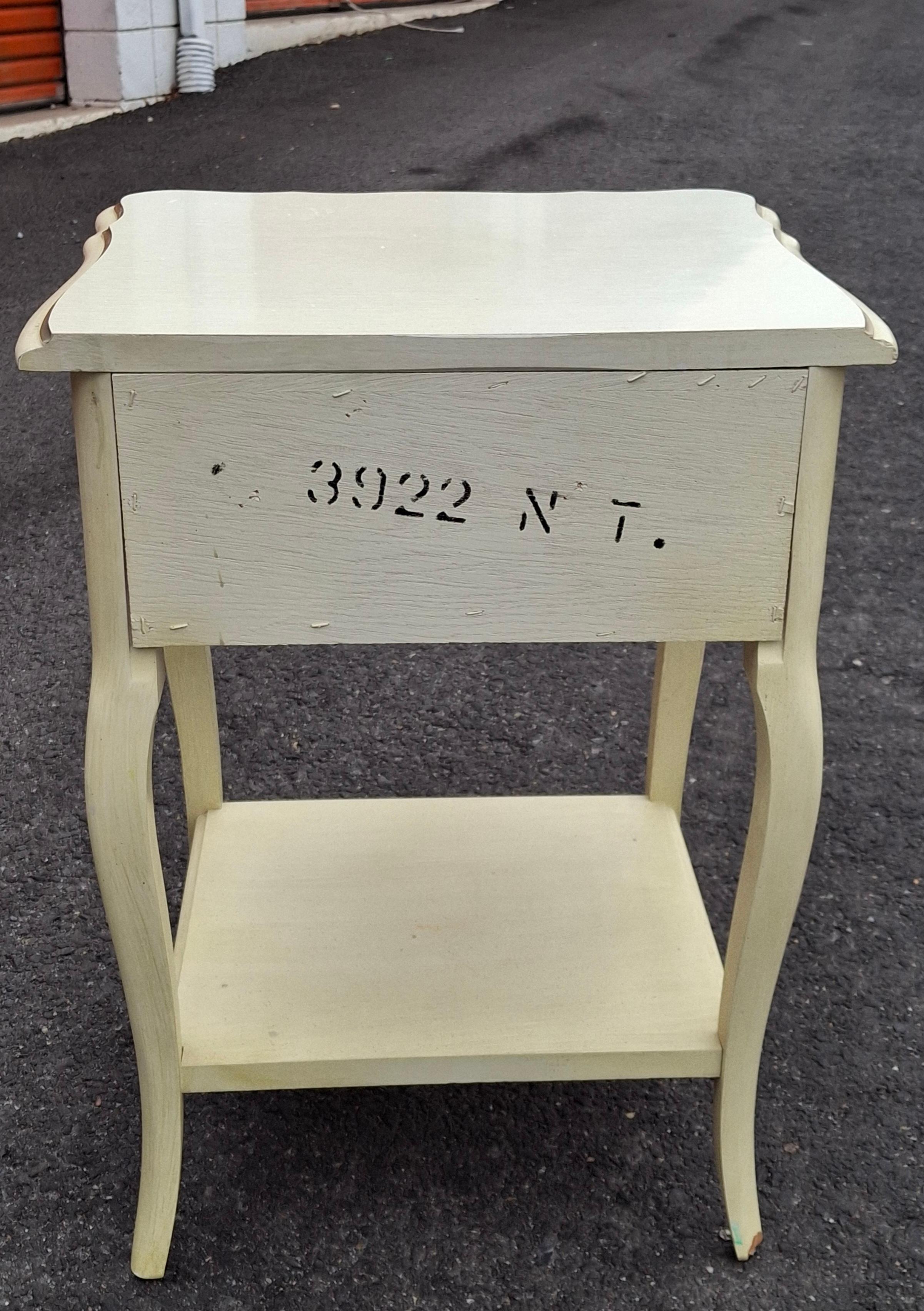 Pair of French Provincial Style Cream Painted and Partial Gilt Nightstands in vendita 4