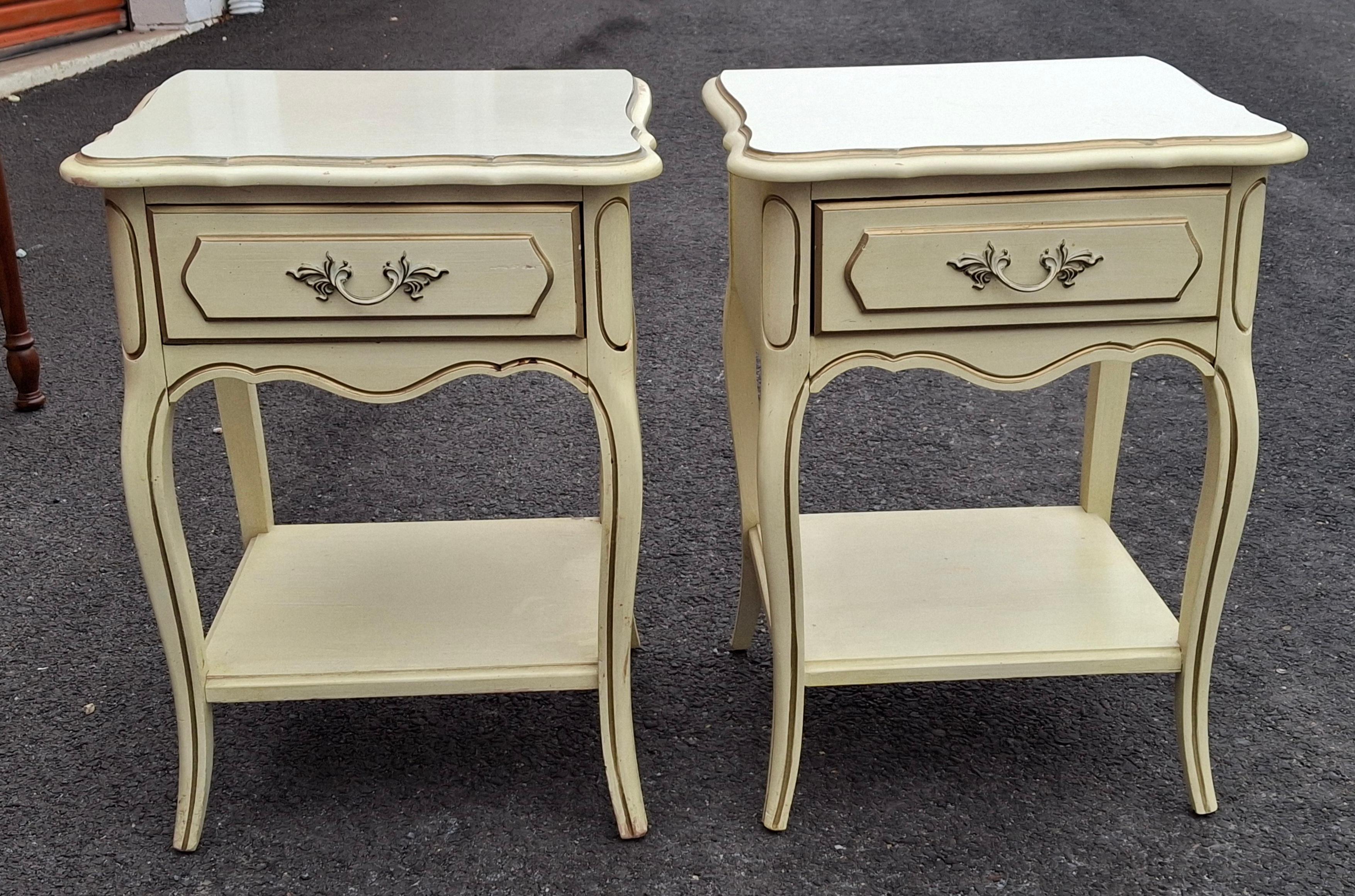 Pair of French Provincial Style Cream Painted and Partial Gilt Nightstands in vendita 5