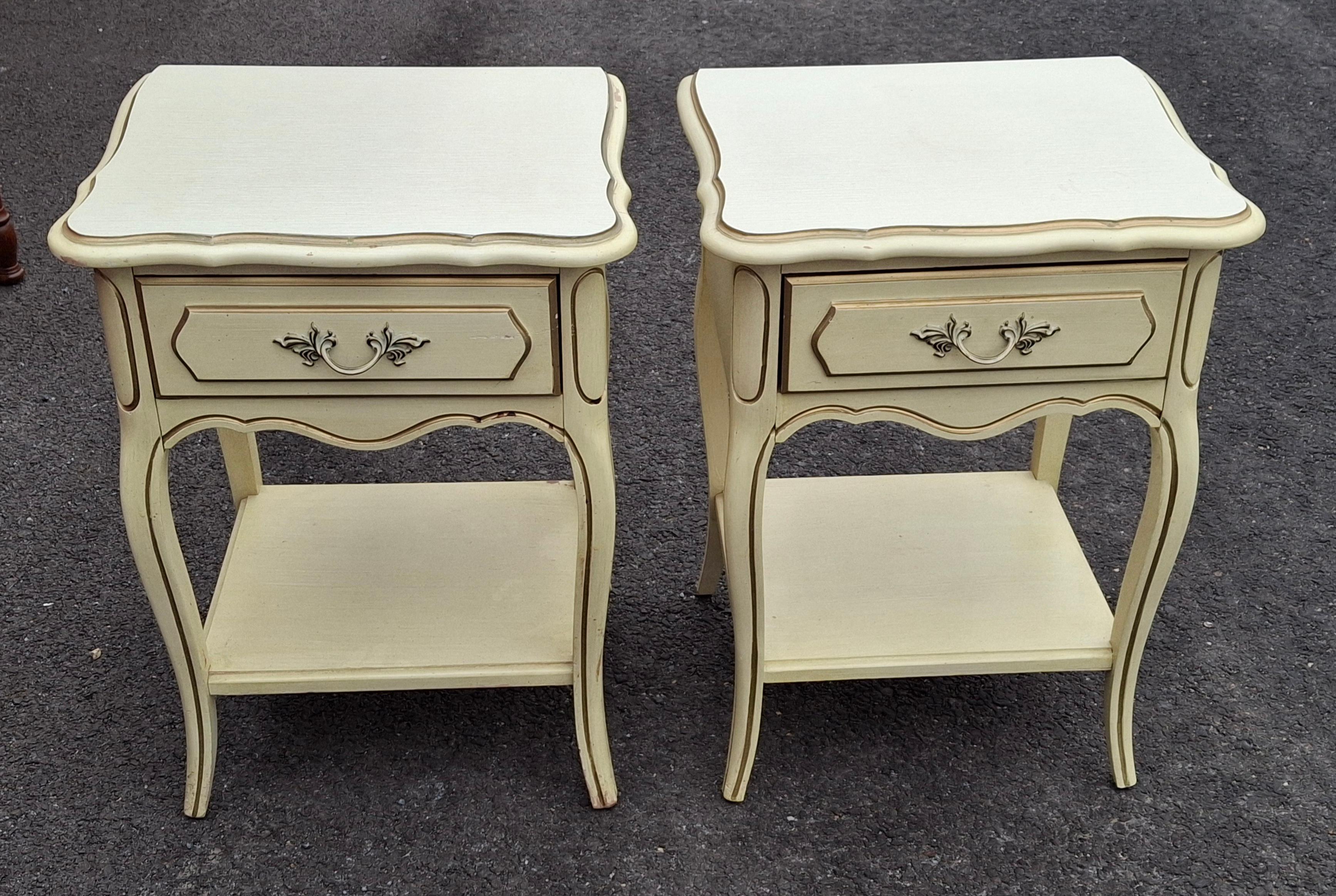 Stile provenzale Pair of French Provincial Style Cream Painted and Partial Gilt Nightstands in vendita