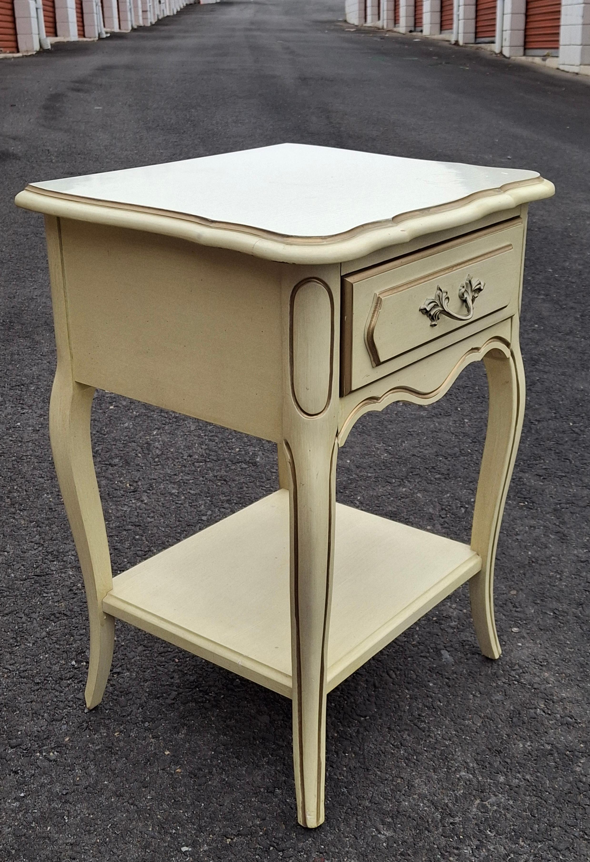 Americano Pair of French Provincial Style Cream Painted and Partial Gilt Nightstands in vendita