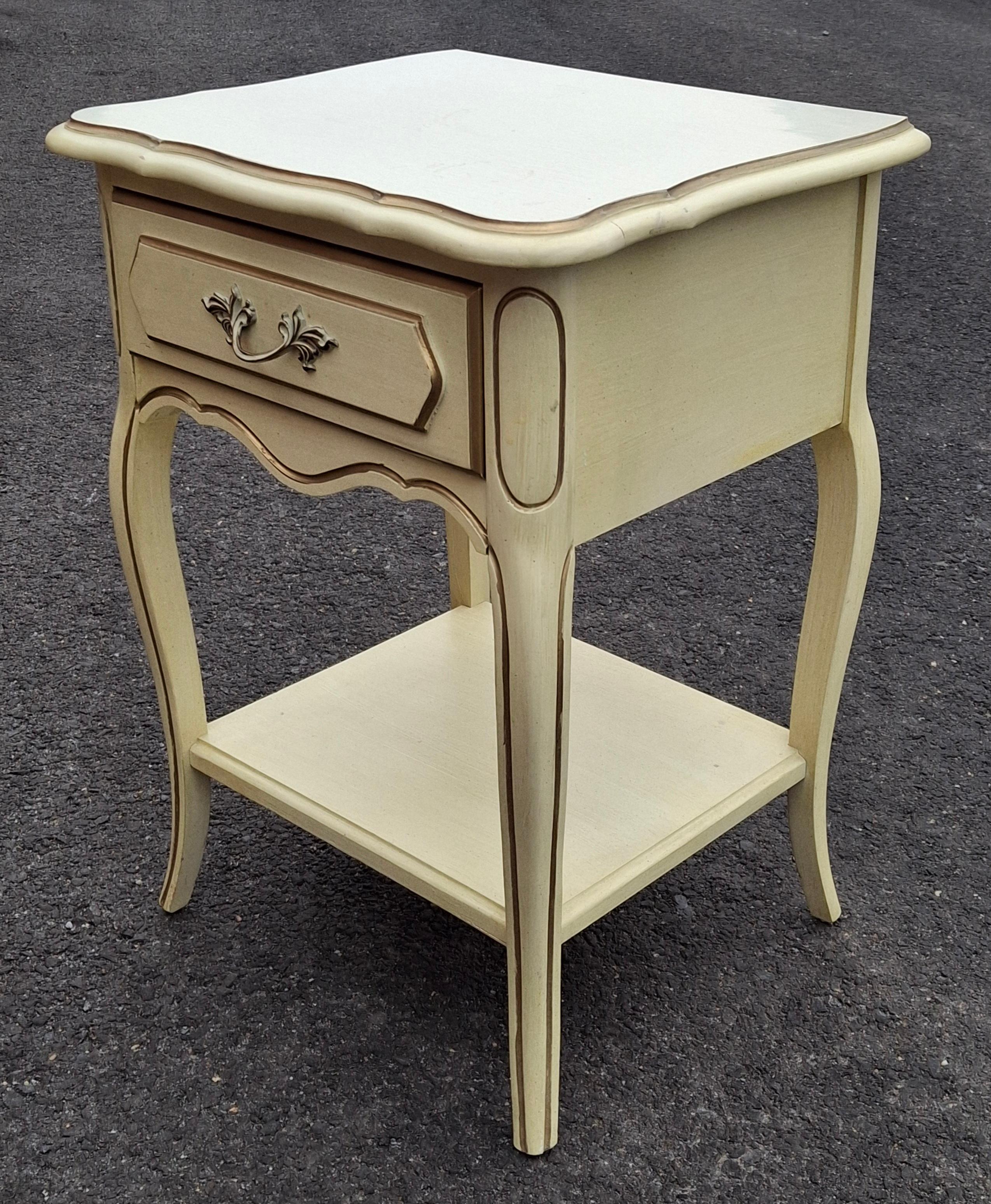Intagliato Pair of French Provincial Style Cream Painted and Partial Gilt Nightstands in vendita