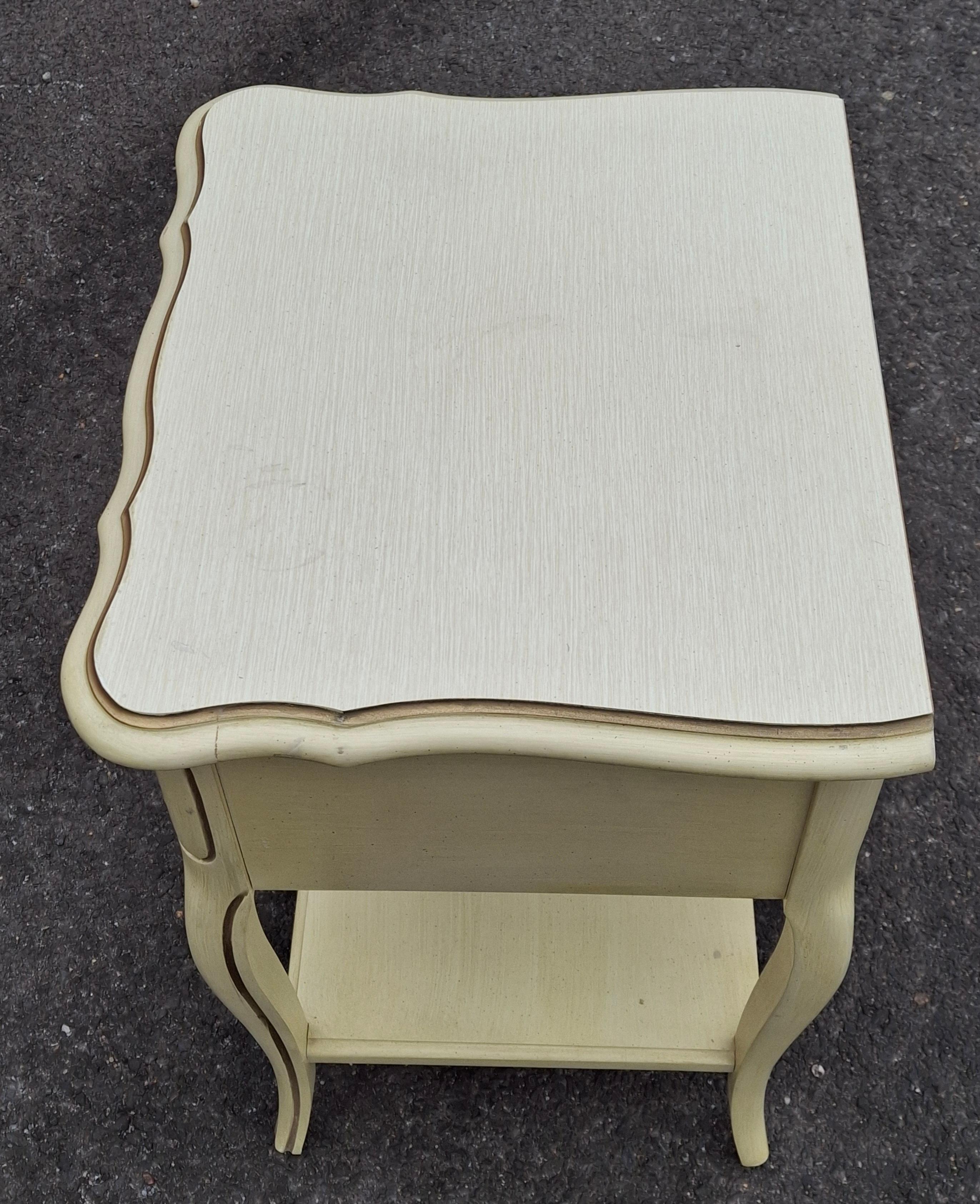 Pair of French Provincial Style Cream Painted and Partial Gilt Nightstands In condizioni buone in vendita a Germantown, MD