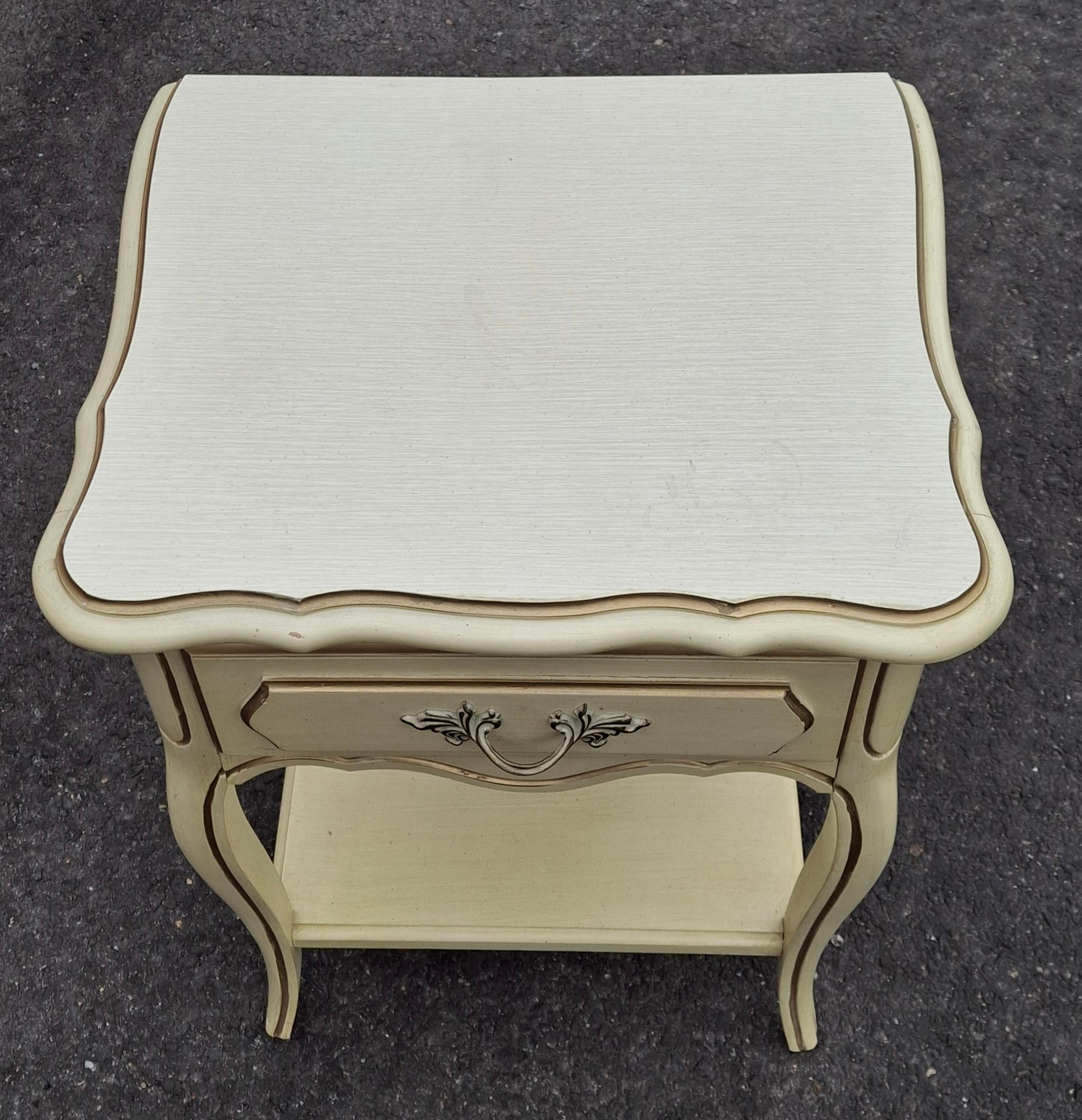 XX secolo Pair of French Provincial Style Cream Painted and Partial Gilt Nightstands in vendita
