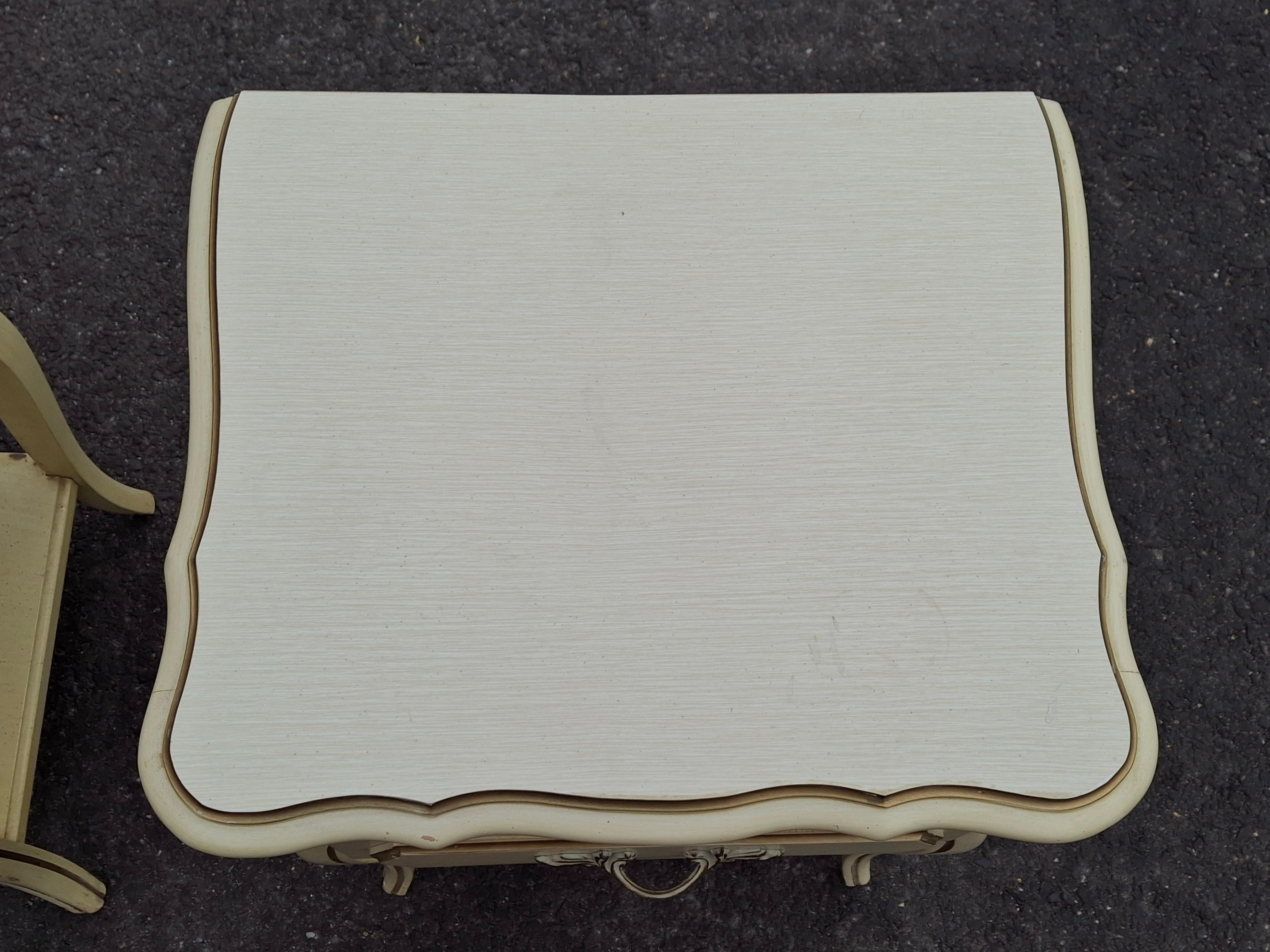 Legno massiccio Pair of French Provincial Style Cream Painted and Partial Gilt Nightstands in vendita