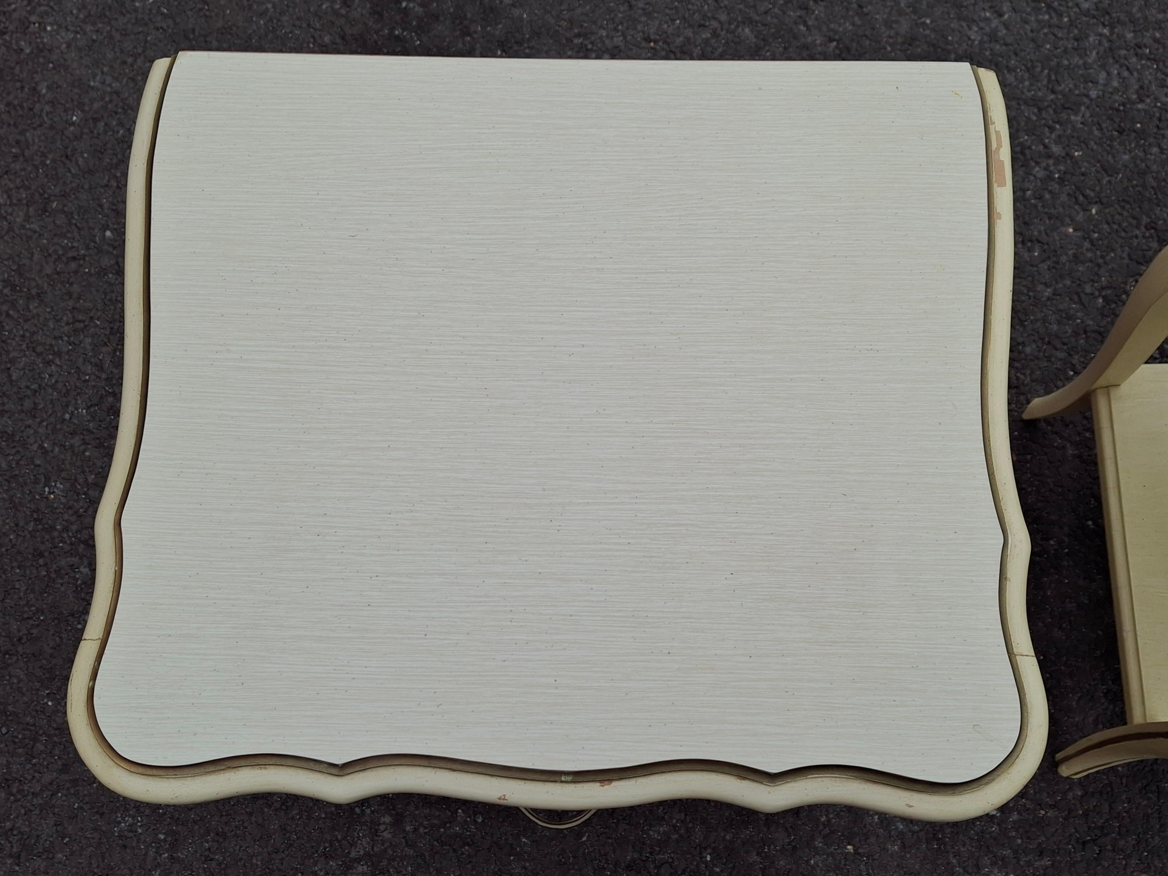 Pair of French Provincial Style Cream Painted and Partial Gilt Nightstands in vendita 1