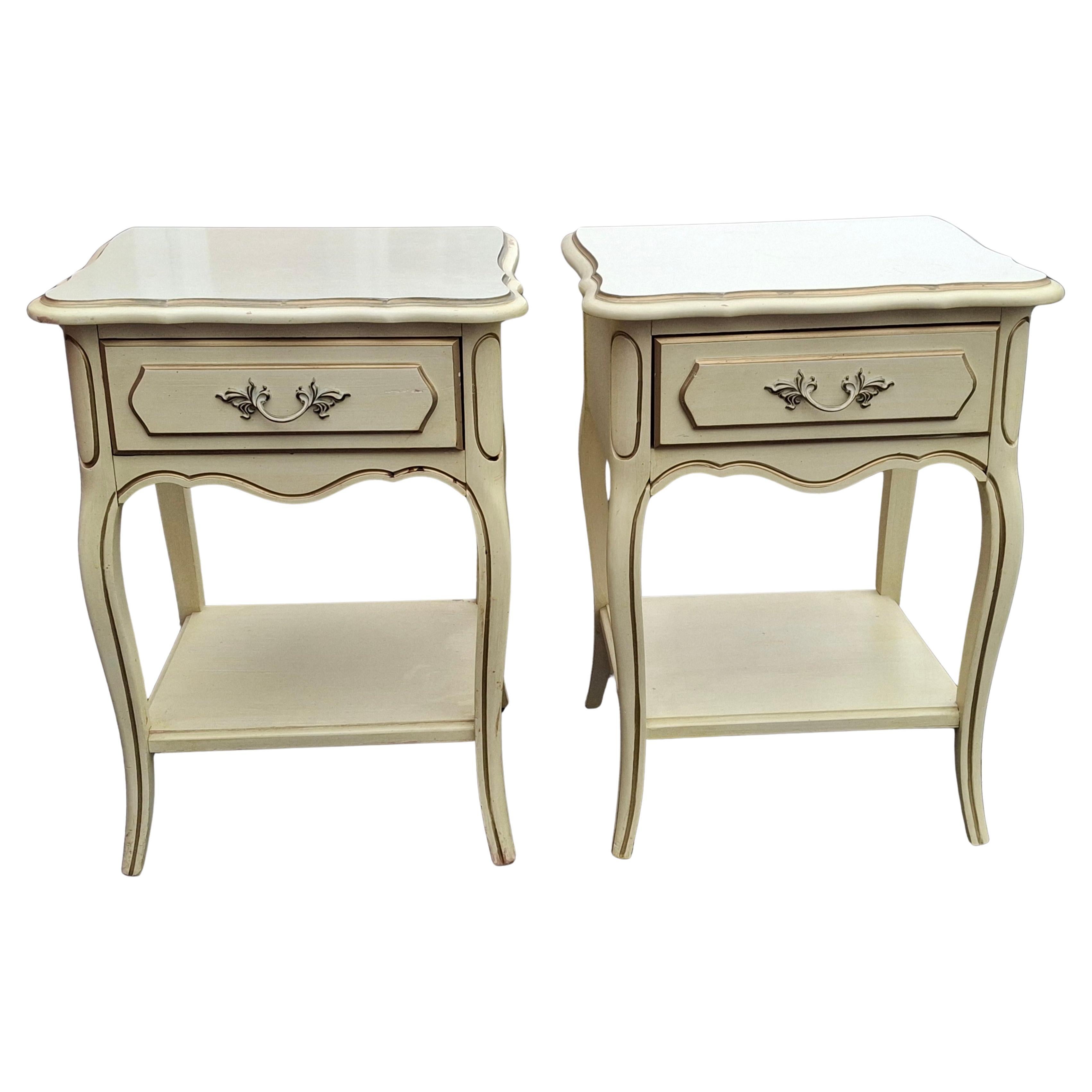 Pair of French Provincial Style Cream Painted and Partial Gilt Nightstands in vendita