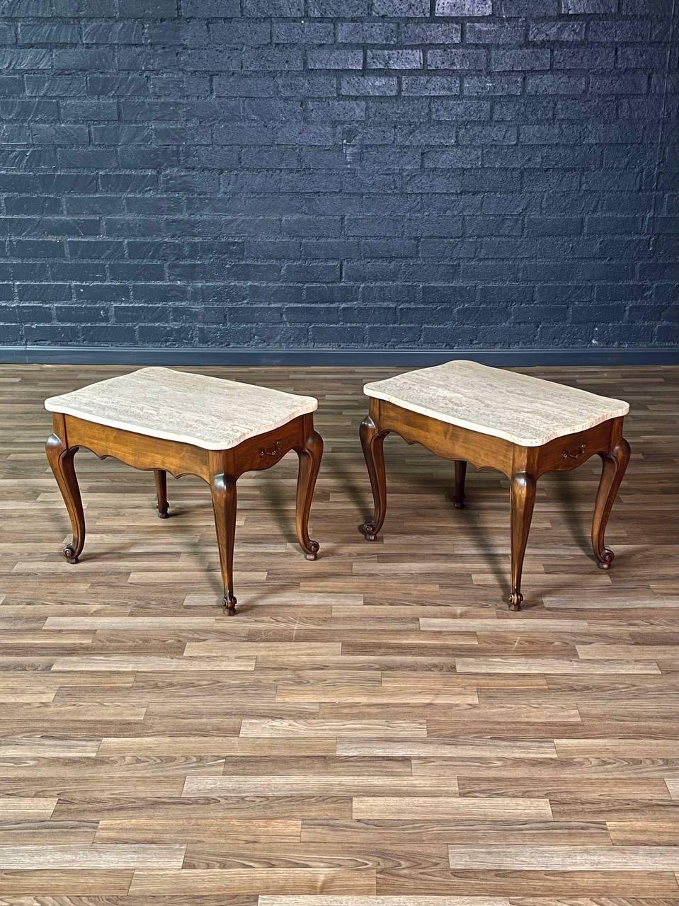Condizioni: Condizioni originali d'epoca
Designer: Crown City Co. 
Produttore: Crown City Co. 
Materiali: Acero tinto noce, pietra di travertino, maniglie in ottone patinato

Questa coppia di tavolini in stile provinciale francese di Crown City