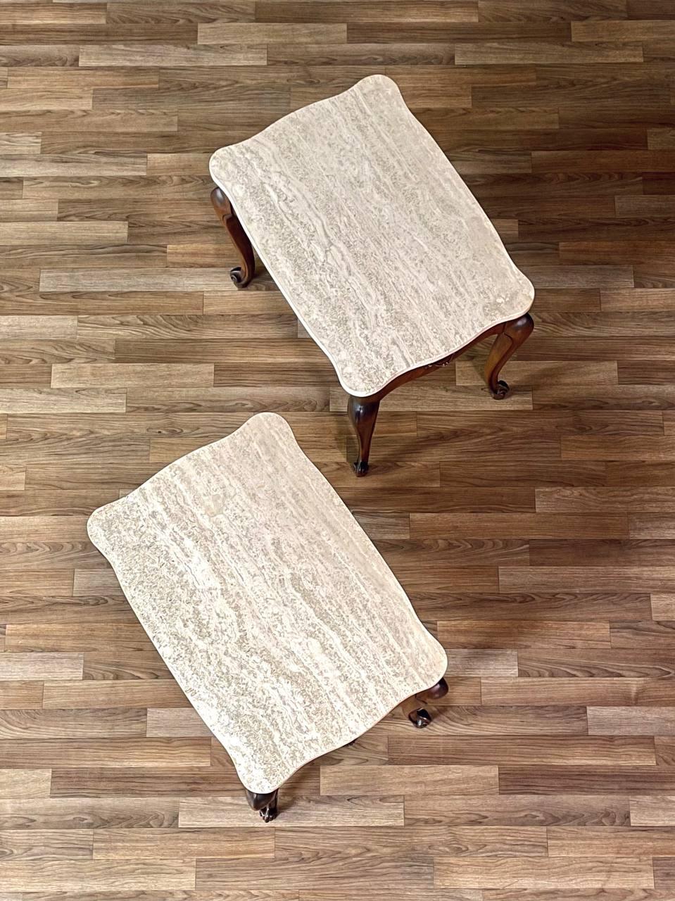 Ottone Coppia di tavolini in stile provinciale francese con piani in travertino in vendita