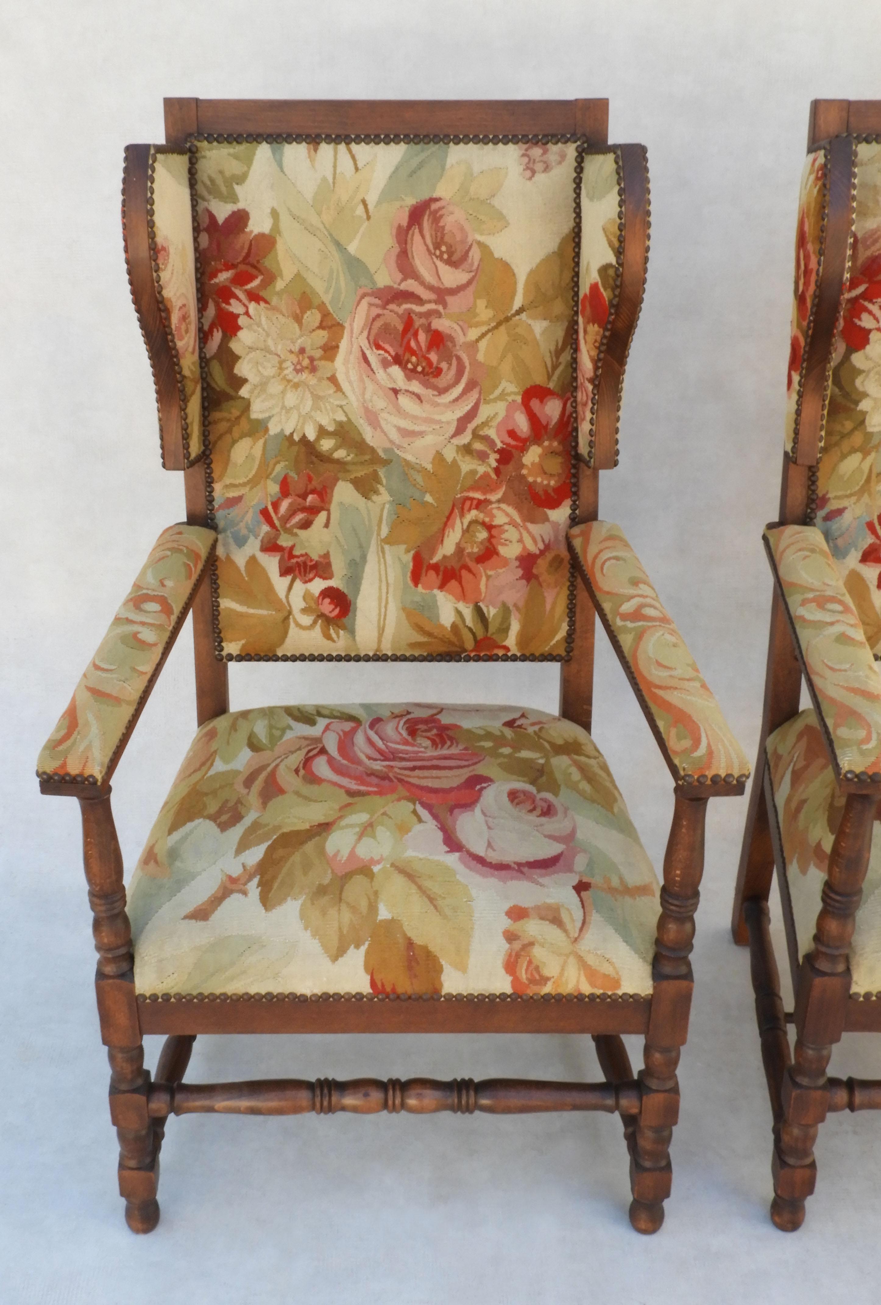 20ième siècle Paire de fauteuils provincial français à dossier à oreilles en chêne et tapisserie en vente