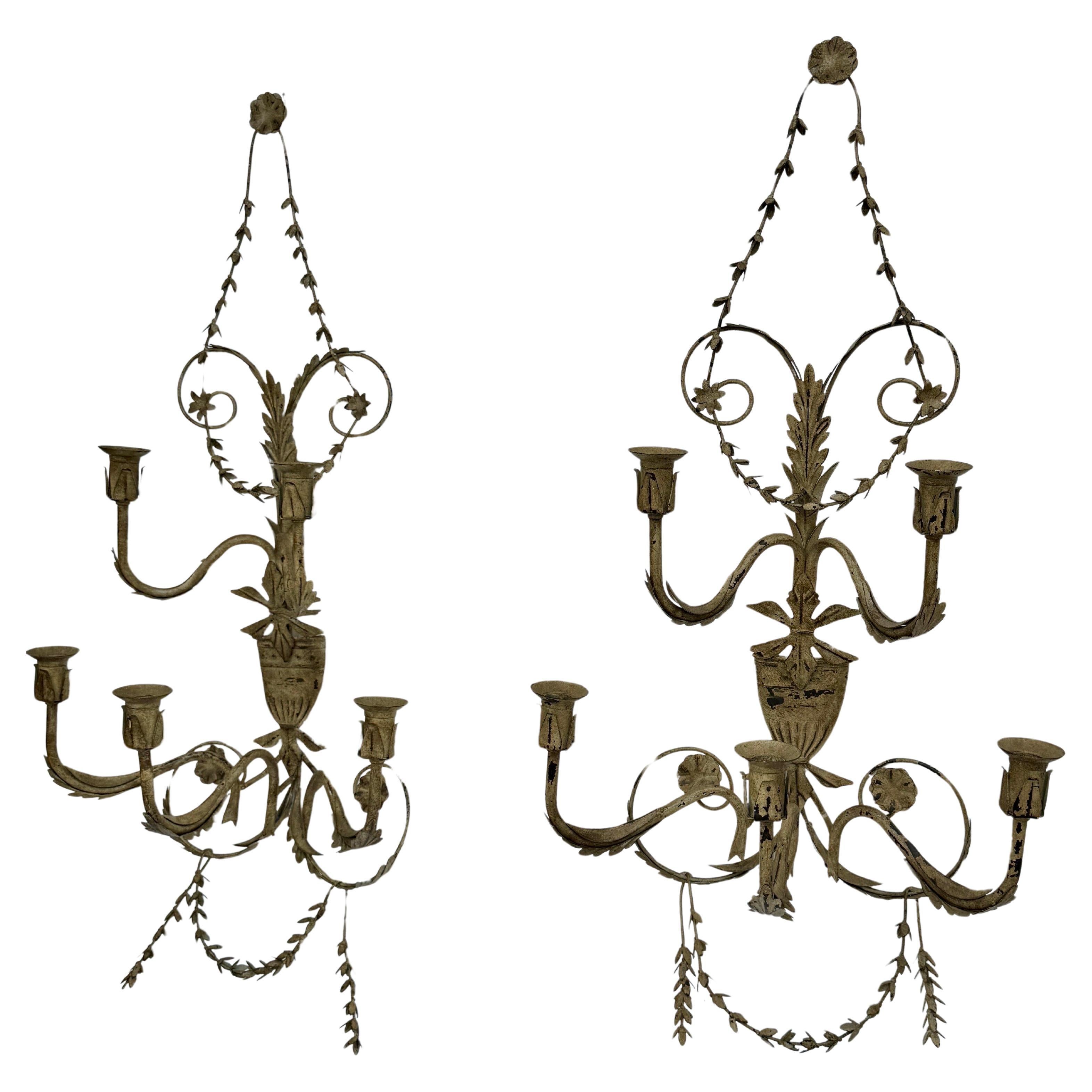 Dekorative Metall-Kerzen-Wandleuchter, Frankreich 

Beeindruckendes Kerzenleuchter-Paar, das jeweils 5 Kerzen aufnehmen kann. Dieses Set in einer neutralen Farbe ist ästhetisch ansprechend in ihrem Stil und Aufbau. Perfekt, um einen Flur, ein