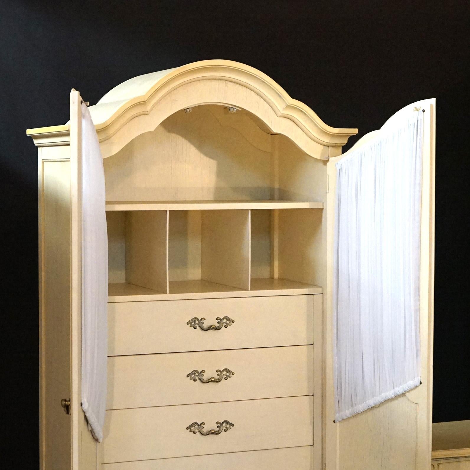 Pair of French Provincial Wardrobes with Dressing Table by Hickory, 20thC In Good Condition For Sale In Big Flats, NY