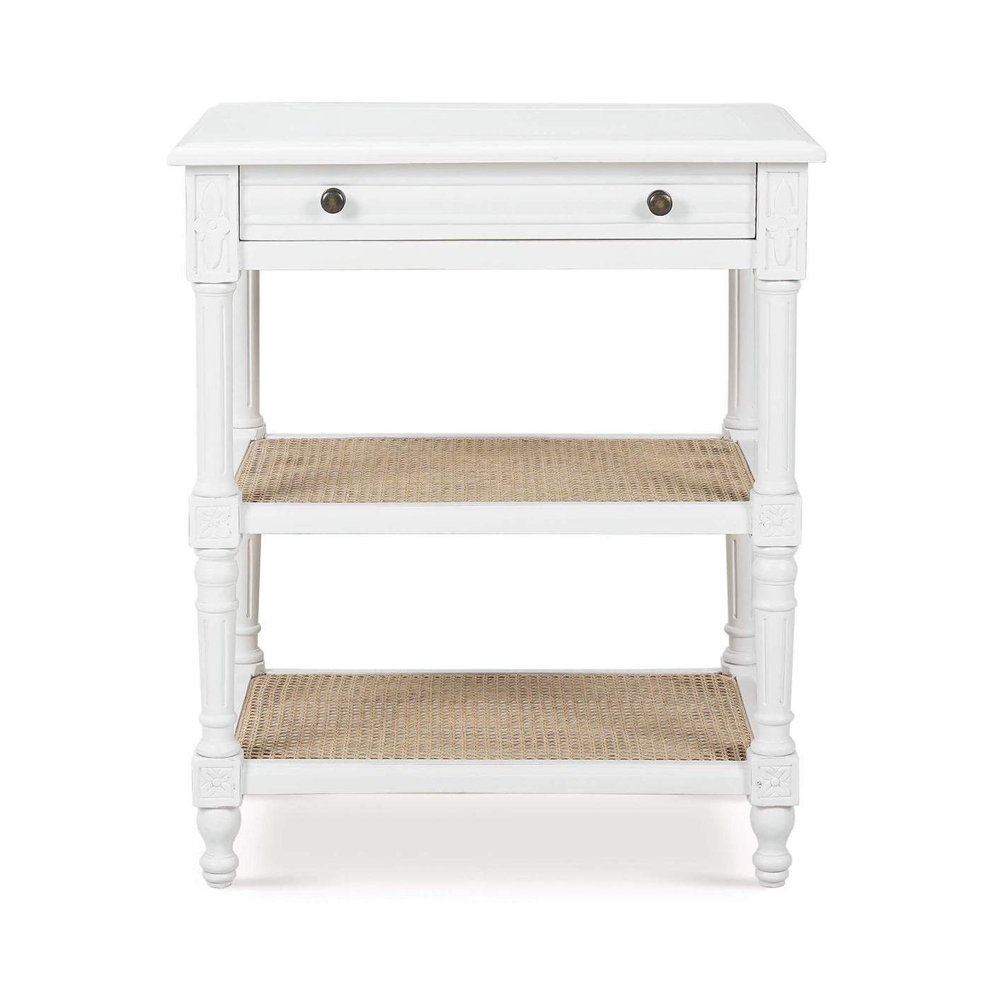 Cette table d'appoint est dotée d'un cadre en bois massif recouvert d'une peinture blanche architecturale légèrement vieillie, ce qui lui confère à la fois une grande durabilité et un aspect frais et élégant. La table comprend deux étagères
