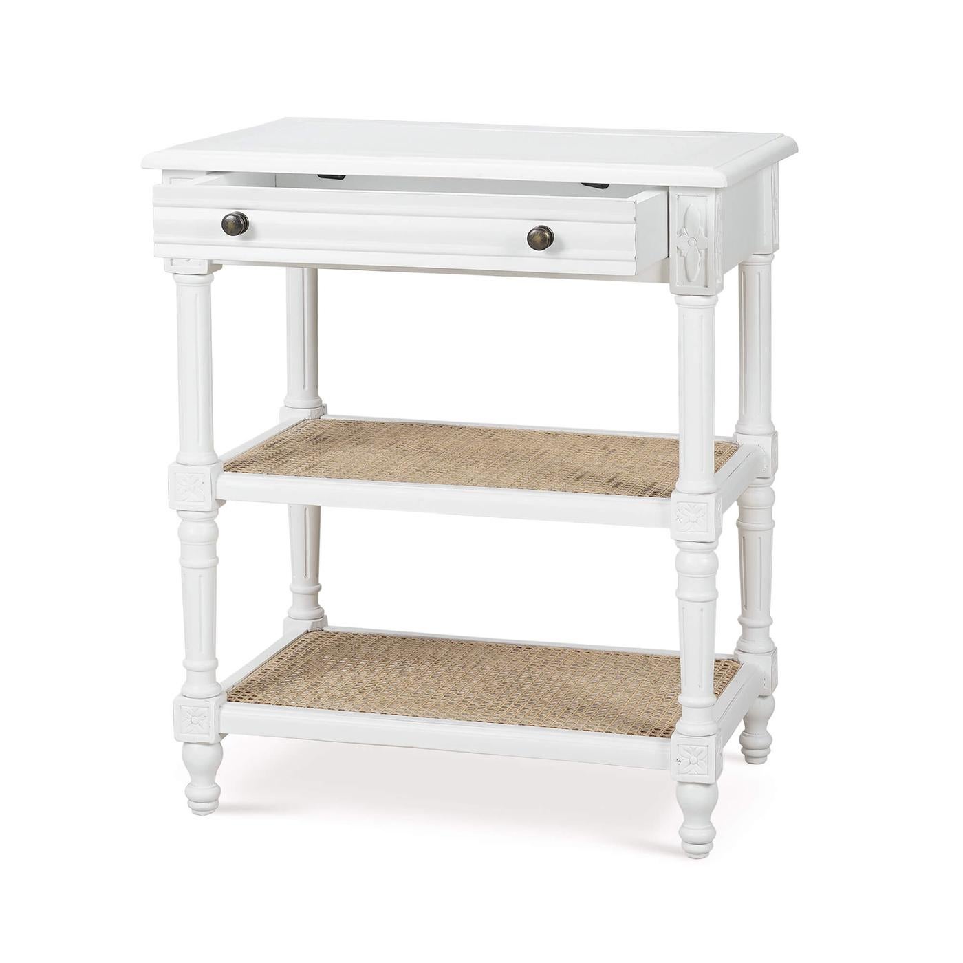 Provincial français Paire de tables d'appoint provinciales françaises peintes en blanc en vente