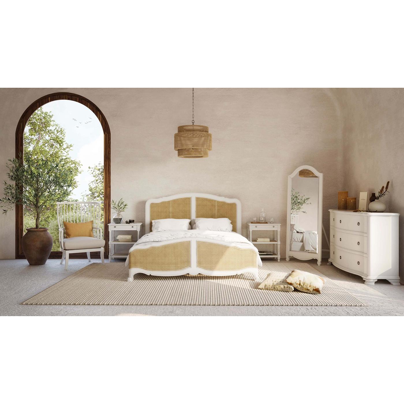 Paire de tables d'appoint provinciales françaises peintes en blanc en vente 2