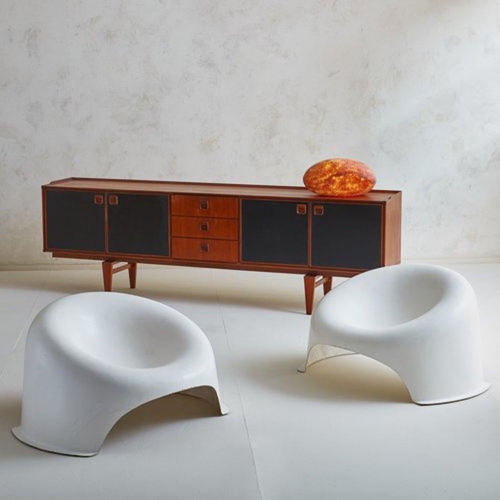 Paar der seltenen R3 Sessel, genannt Boule aus dem französischen Ball. Entworfen von Charles Zubrena wurden diese besonderen Stühle von  Les Plastiques de Bourgogne in den 60er und 70er Jahren. Sie bestehen aus einer Polyesterfaserschale und haben