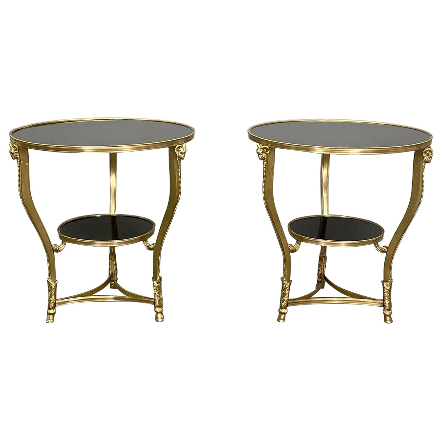 Paire de guéridons à tête de bélier français, d'extrémité ou de table d'appoint, dessus en marbre noir, bronze
