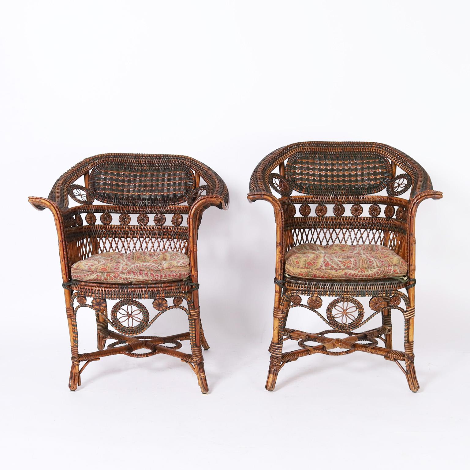 Impressionnante paire d'anciennes chaises de café françaises en rotin et roseau avec des cadres en bois courbé, décorés de rotin peint et enveloppé de roseau naturel dans une forme gracieuse avec de solides traverses. Signé Pierre Leroux. Comme on