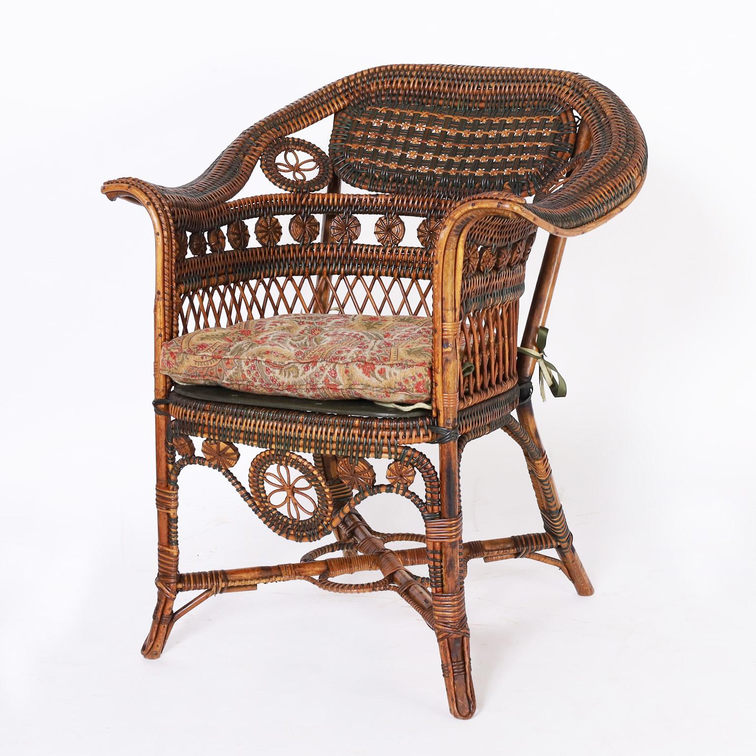 Colonial britannique Paire de chaises basses françaises en rotin en vente