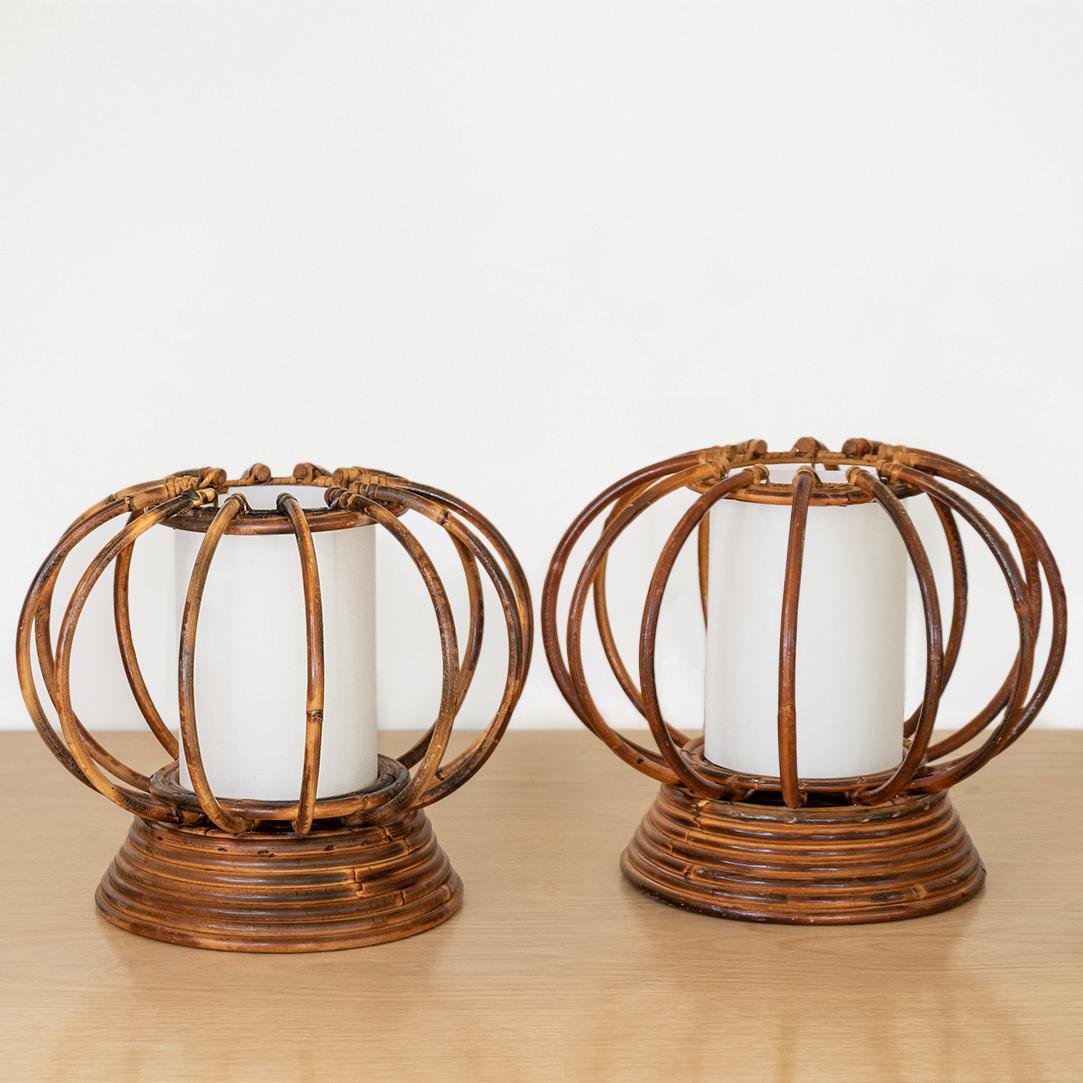 Great pair of vintage rattan table lamps from France, 1960's. Original dark rattan orb shaped shades with circular rattan base. Newly re-wired and new interior silk shade. 



