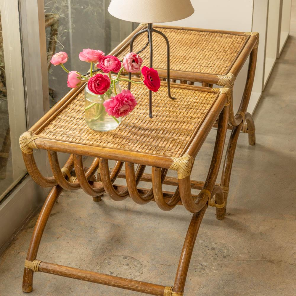 Ein Paar französische Rattan-Beistelltische (Französisch)