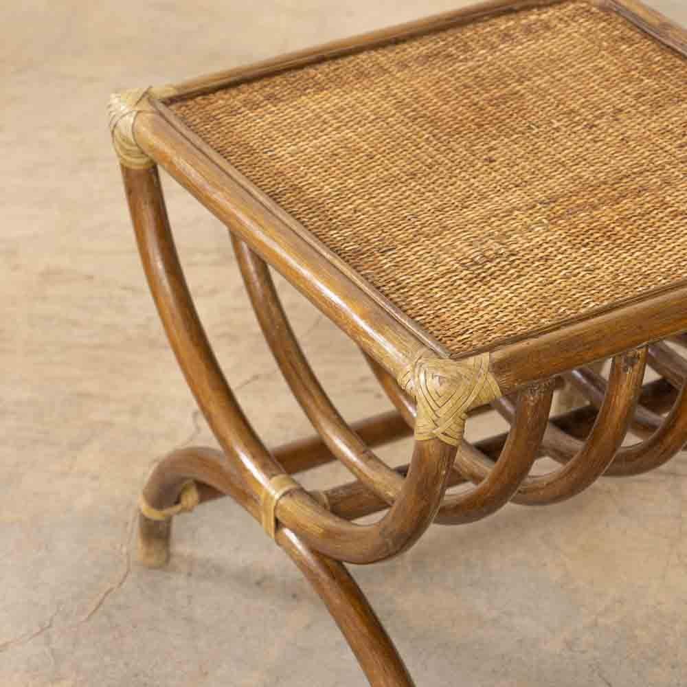 Ein Paar französische Rattan-Beistelltische 3