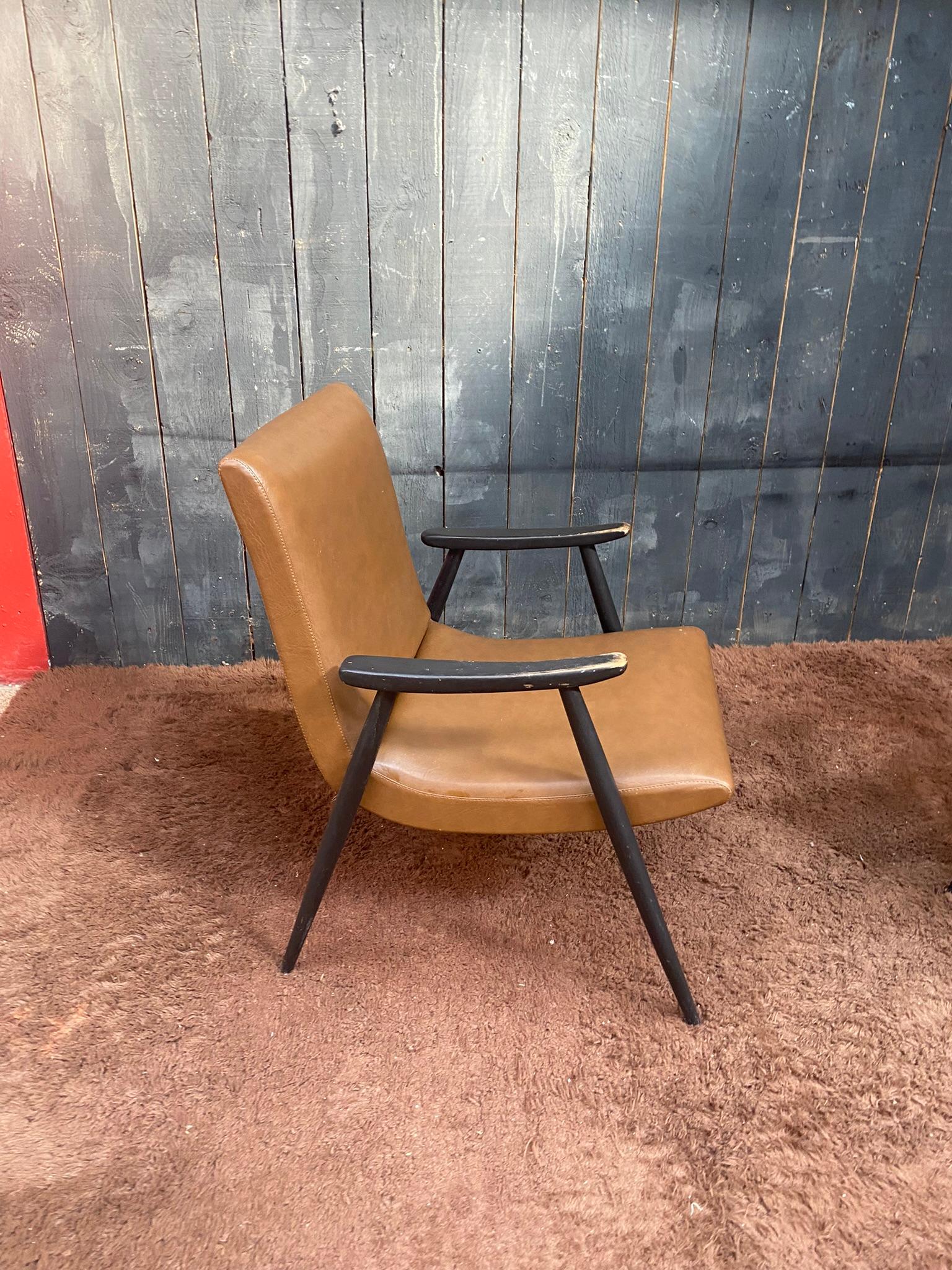 Imitation cuir Paire de fauteuils français de la Reconstruction, vers 1960 en vente