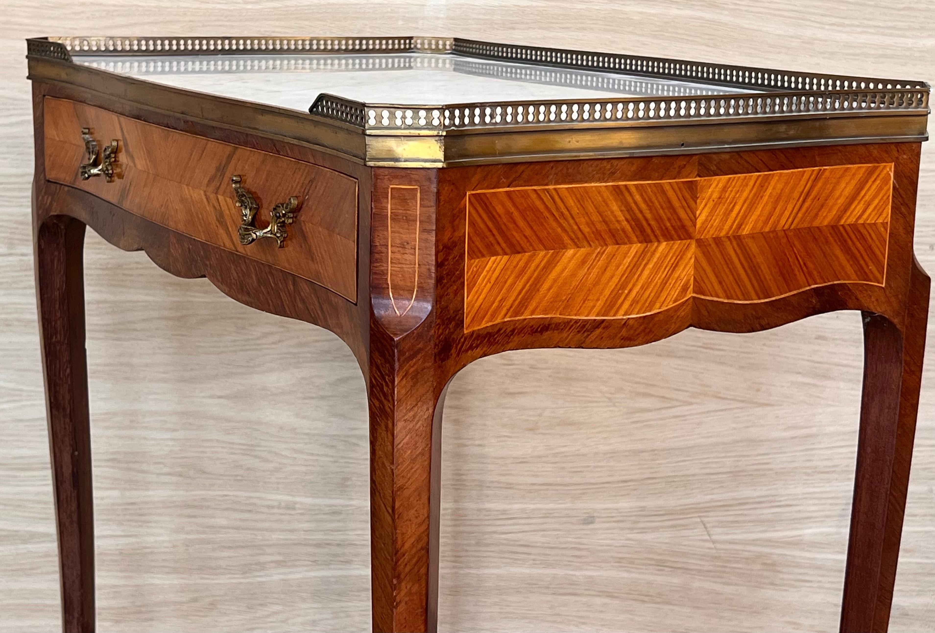 Paire de tables de nuit rectangulaires Louis XVI, circa 1910 en vente 4