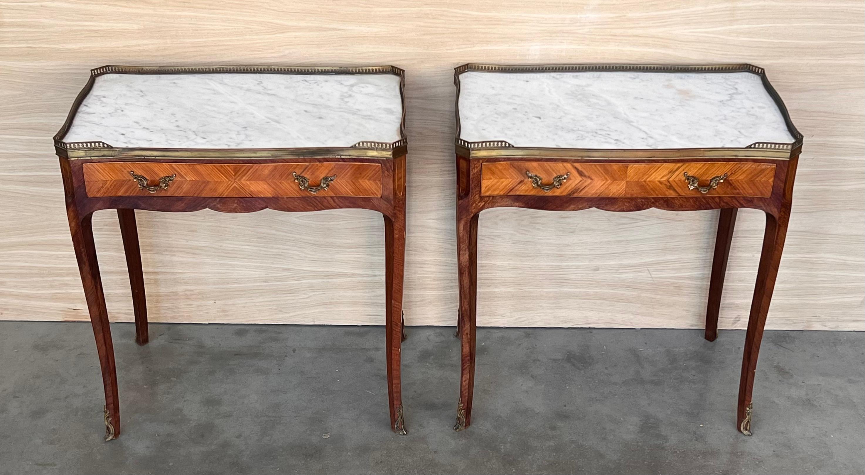 Paire de tables de nuit françaises tables de chevet Louis revival, circa 1910
Armoires latérales
Dessus de forme rectangulaire avec un beau marbre blanc brillant
Bouillotte à galerie en laiton percée
Chacun avec un petit tiroir.