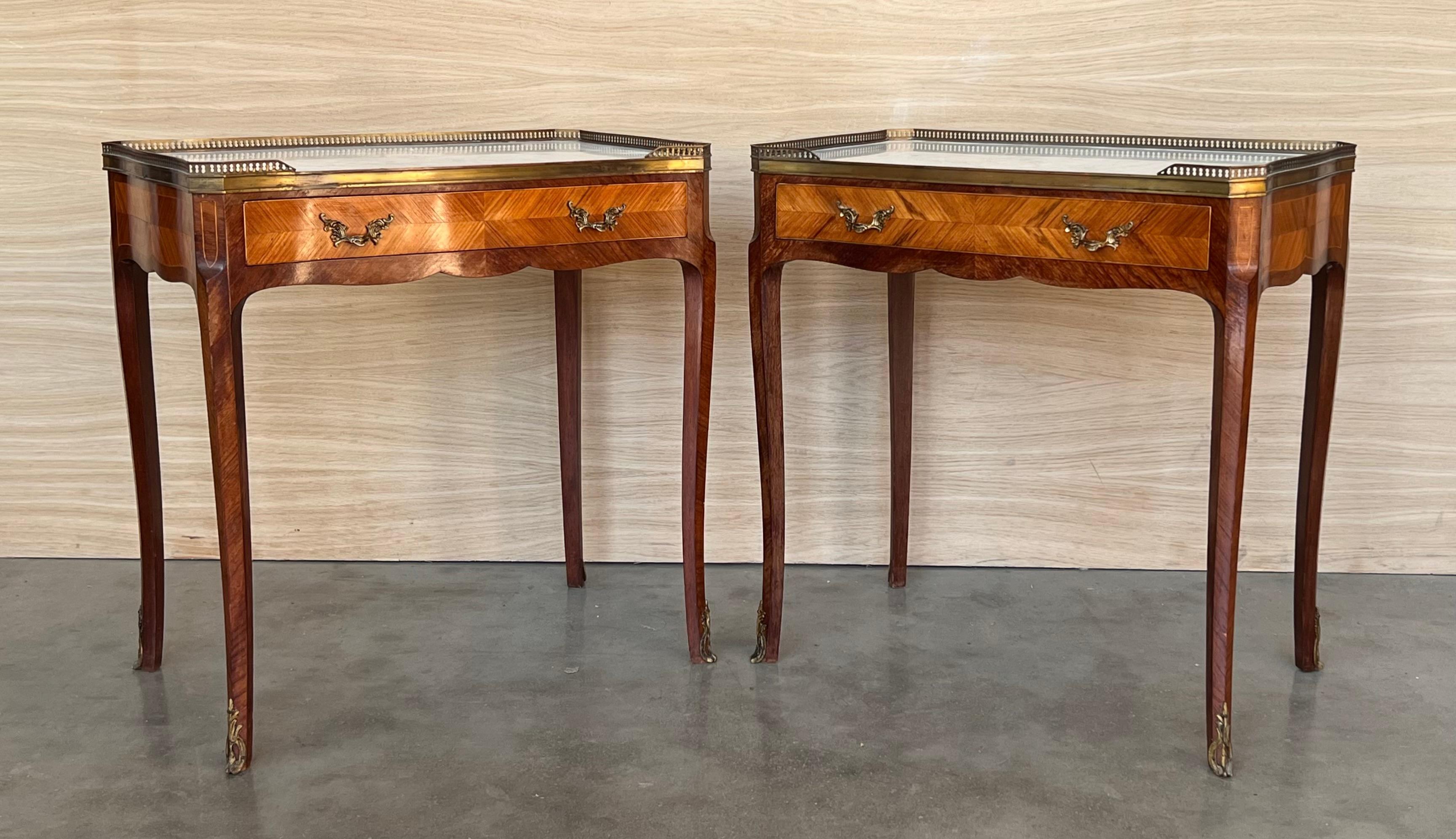 Français Paire de tables de nuit rectangulaires Louis XVI, circa 1910 en vente